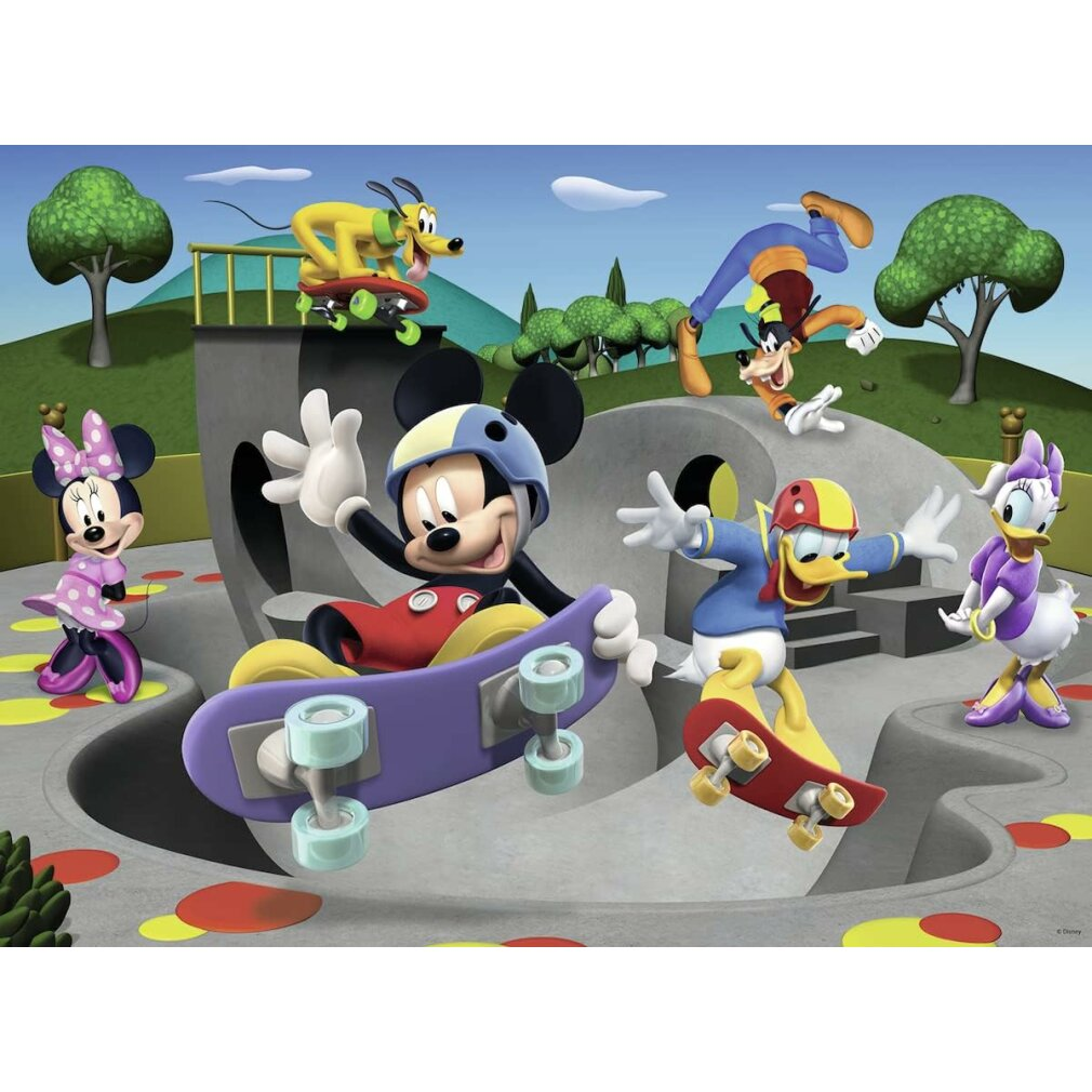 Mickey, Minnie, Donald, Pippo, Paperina e Pluto pattinano in uno skatepark.