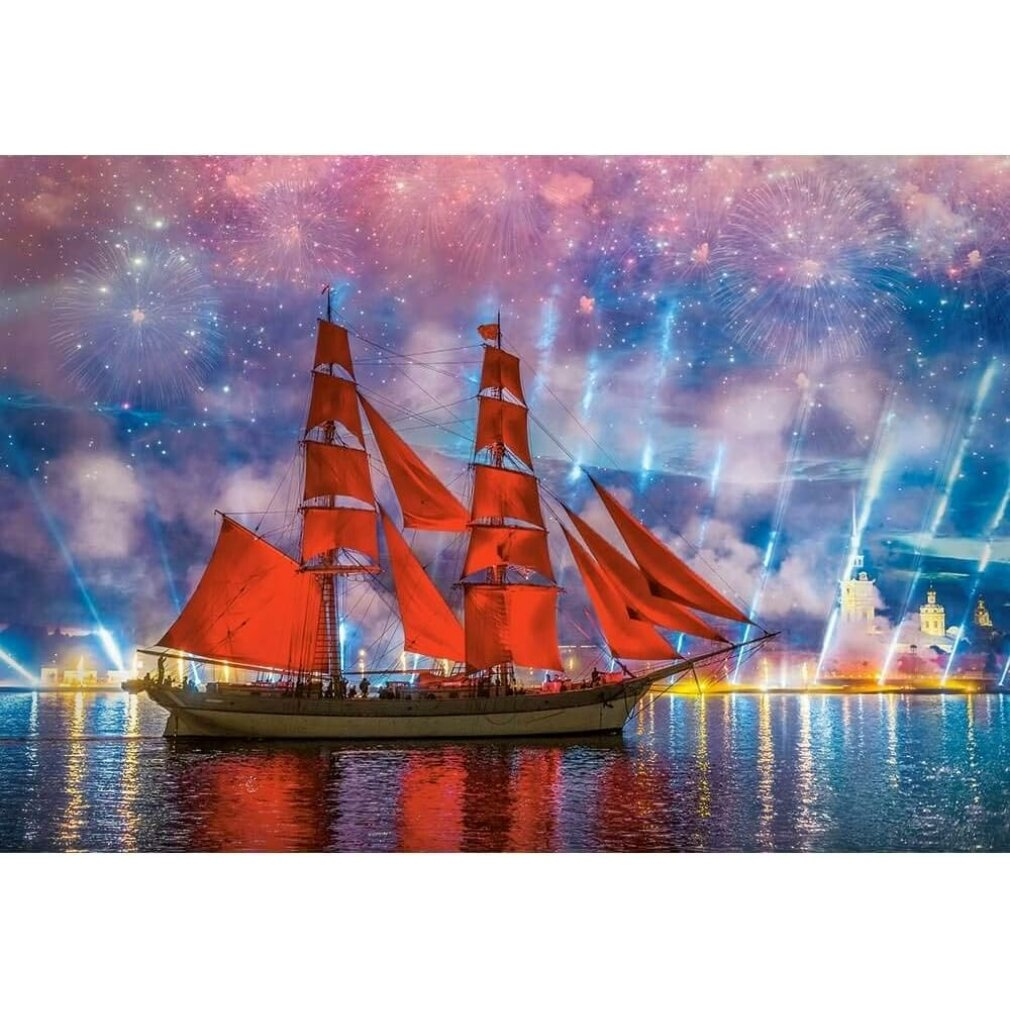 Ein Schiff mit roten Segeln auf dem Wasser, mit Feuerwerk und Lichtern im Hintergrund.