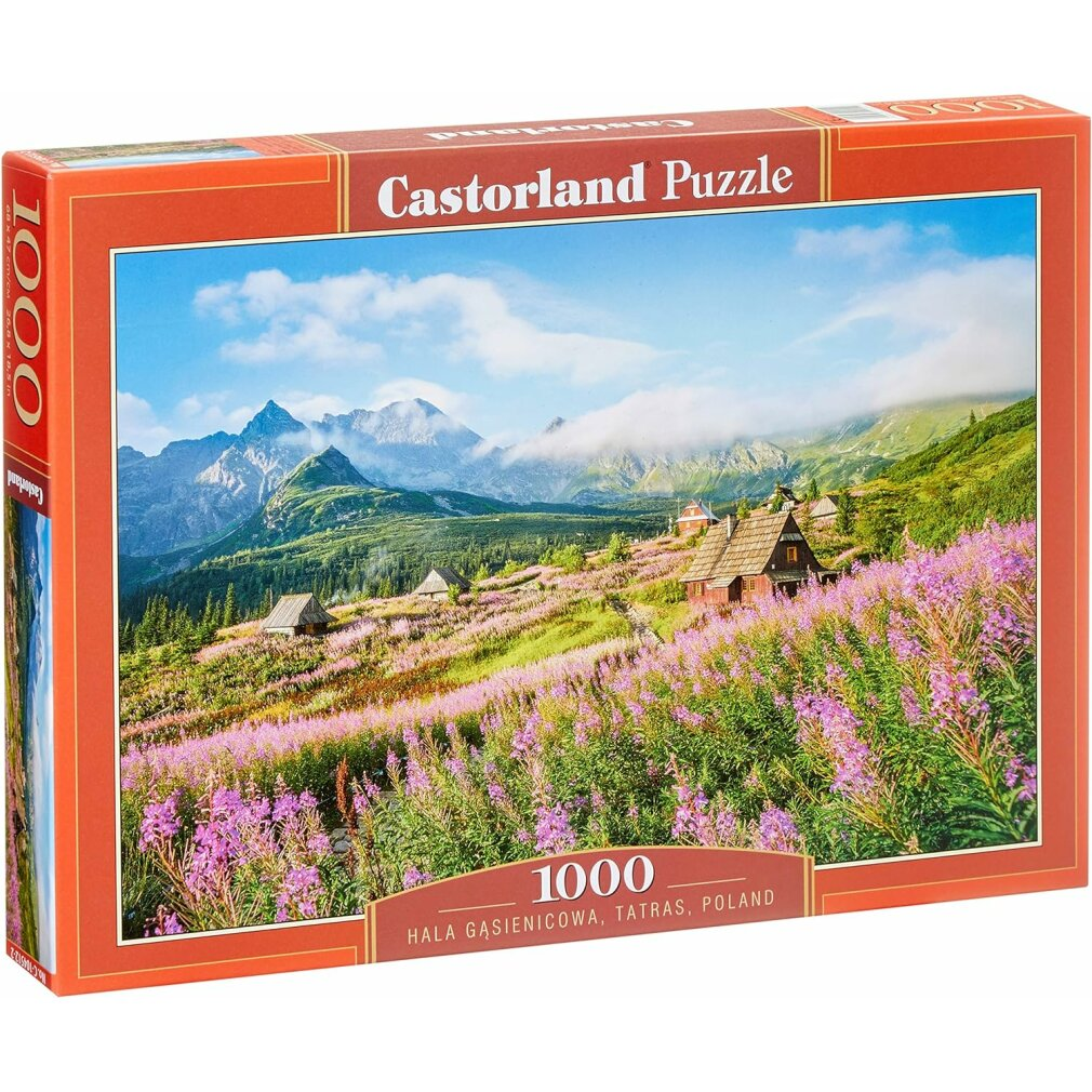 Paisaje de montaña con casas de madera y campos de flores moradas bajo cielo azul.
