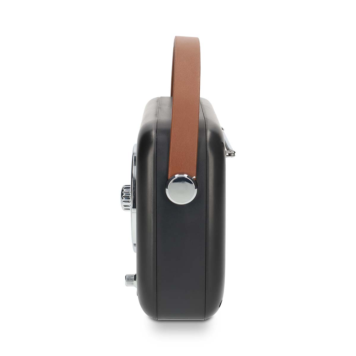 Zwarte retro radio met bruin leren handvat en zilveren knoppen.