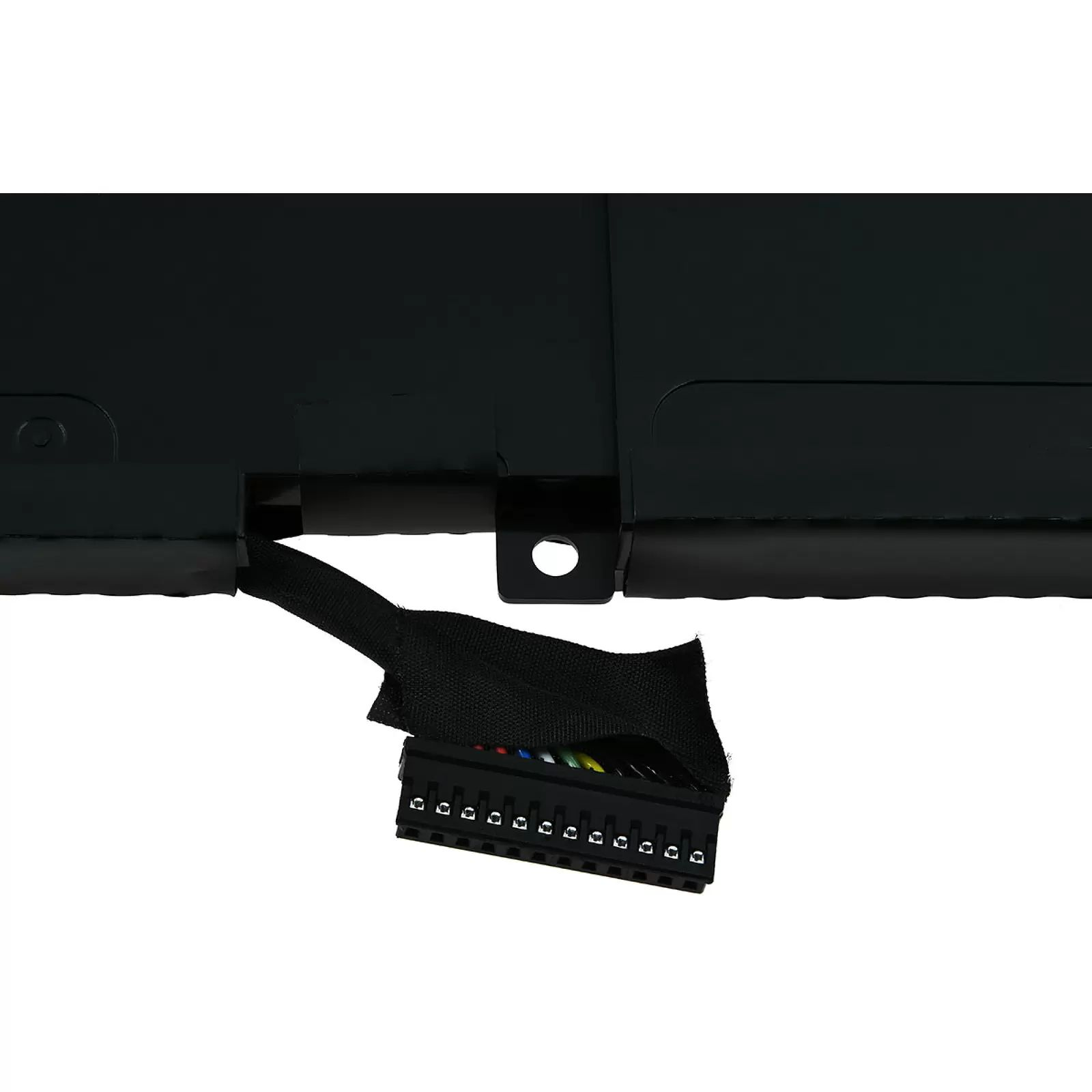 Schwarzes Kabel mit Stecker und vielen bunten Drähten, an einem schwarzen Gerät.