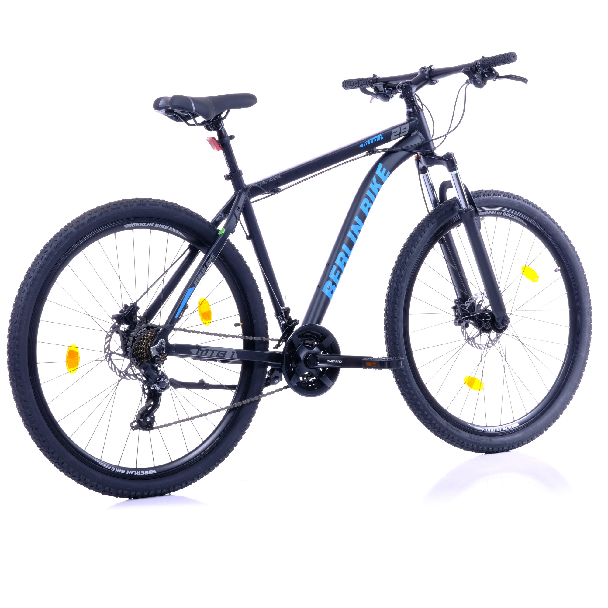 Ein schwarzes Mountainbike mit blauen Schriftzügen und gelben Reflektoren.