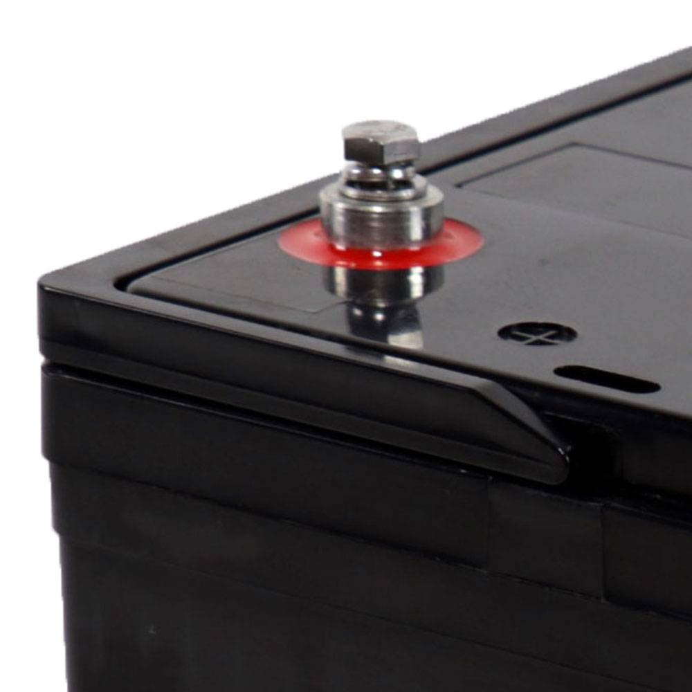 Nahaufnahme einer schwarzen Batterie mit einem silbernen Anschluss und roter Dichtung.