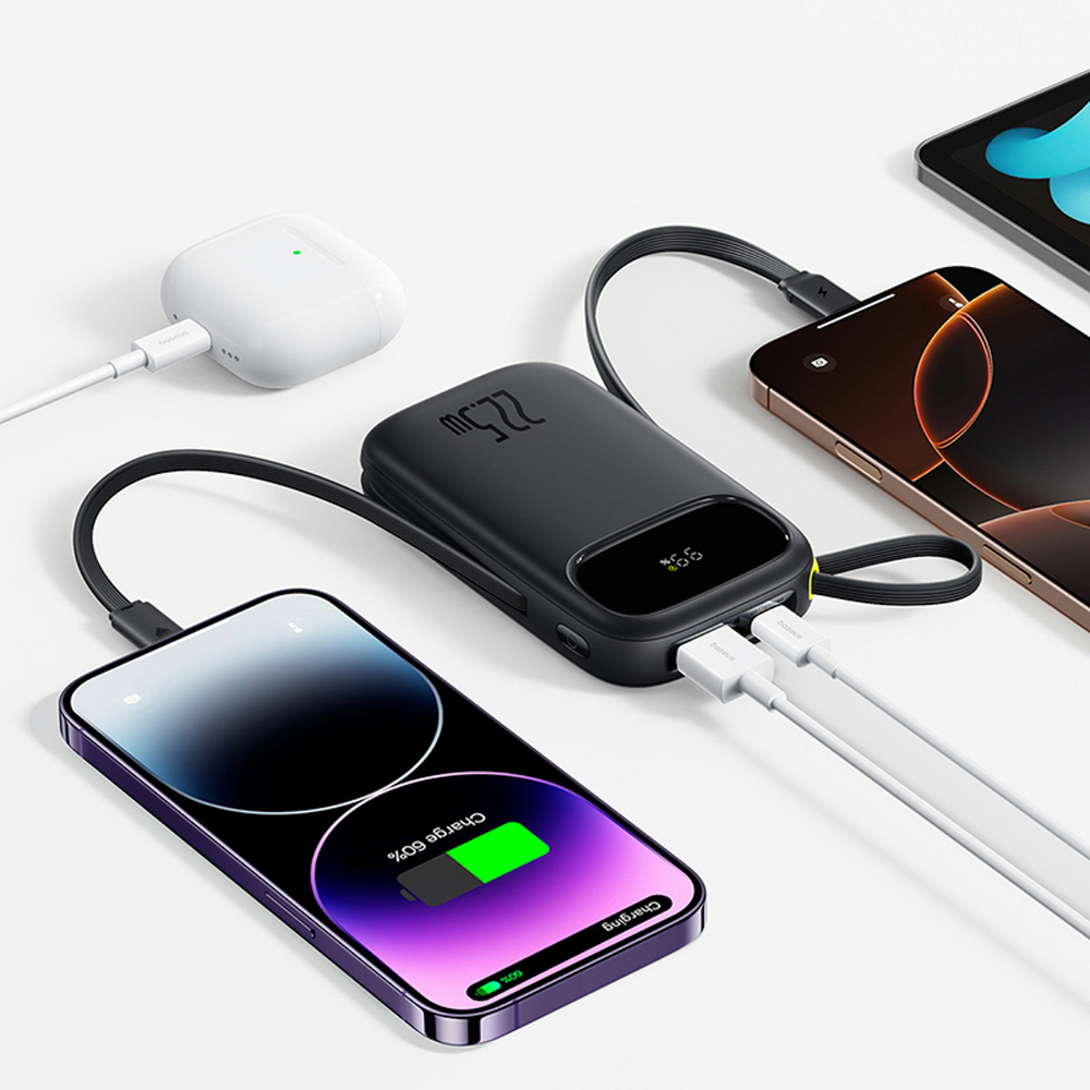 Power bank nero carica due telefoni e una custodia per auricolari.