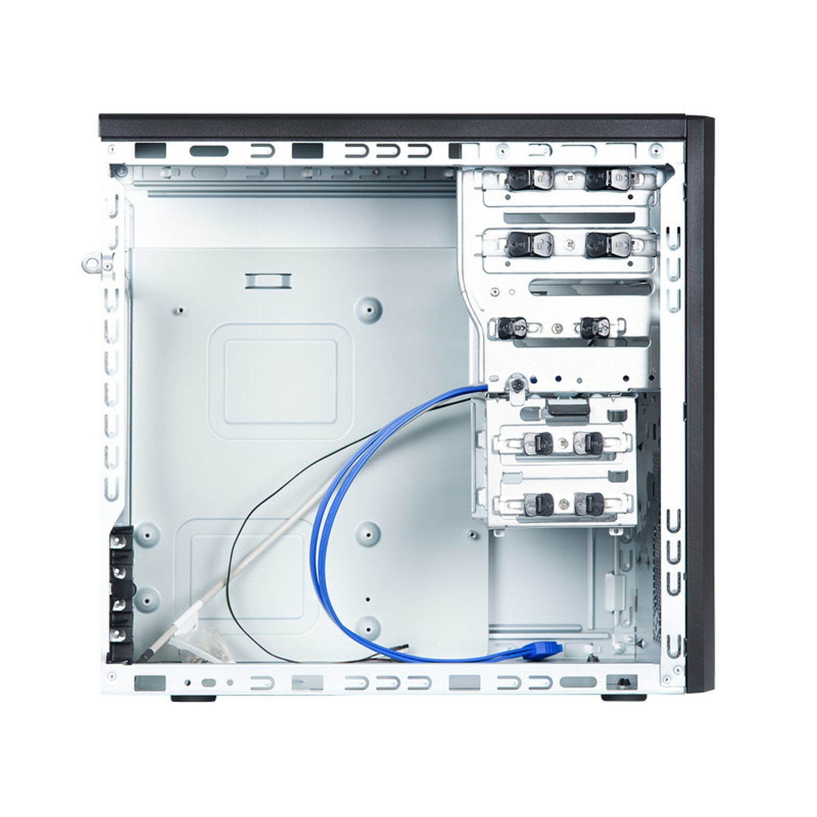 Telaio vuoto per case PC con alloggiamenti per unità e cavi blu.