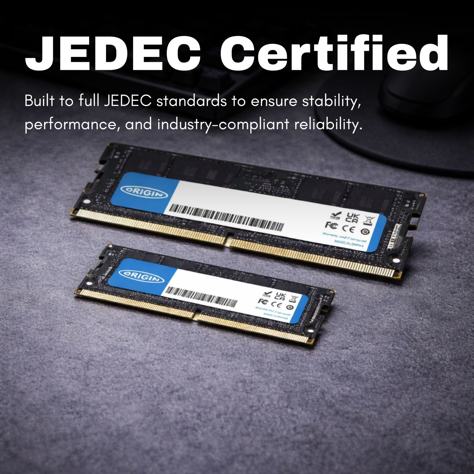 Dwa moduły RAM Origin z certyfikatem JEDEC na szarej, teksturowanej powierzchni.