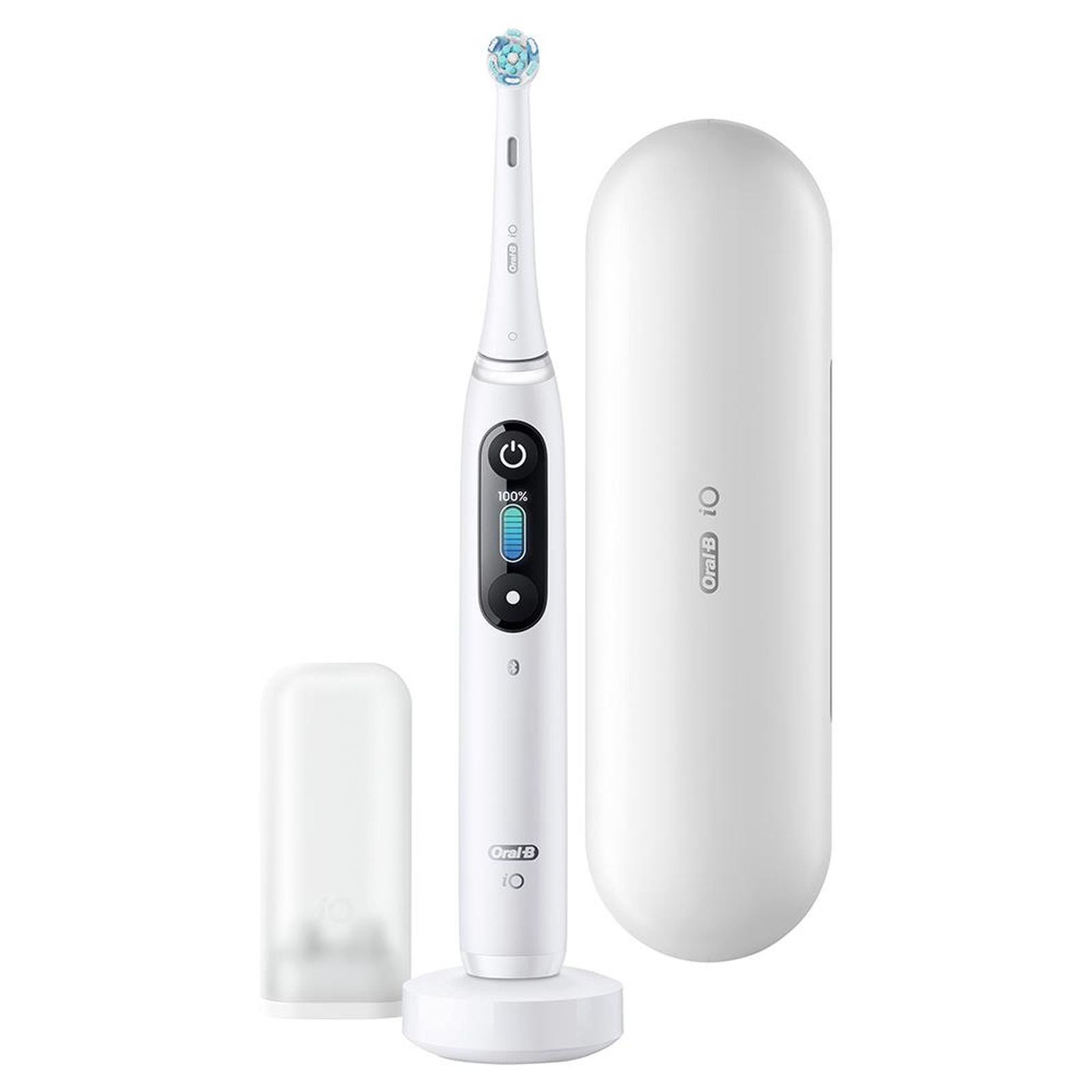 Uno spazzolino elettrico bianco con base di ricarica, custodia da viaggio e testina.