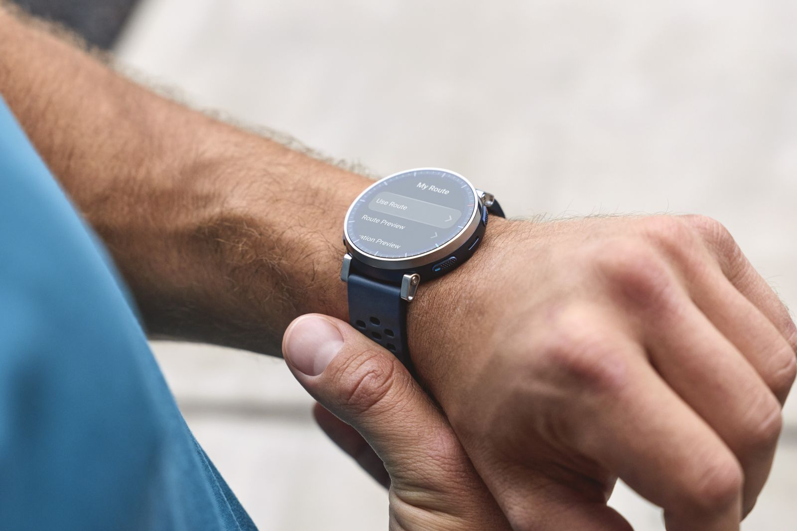 Das Handgelenk einer Person trägt eine Smartwatch mit der Anzeige 'Meine Route' mit Optionen.