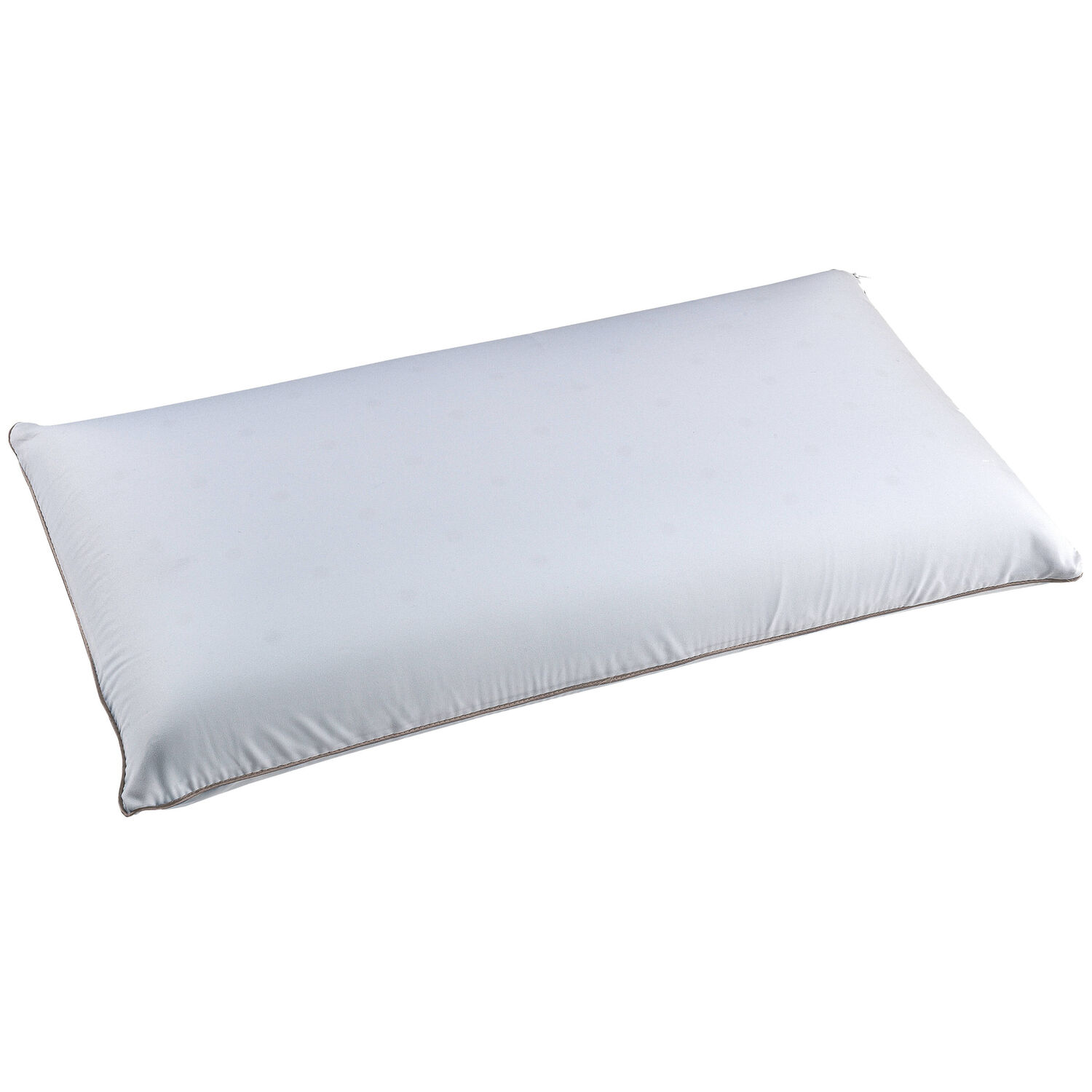 Una almohada gris claro con ribete marrón sobre fondo blanco.