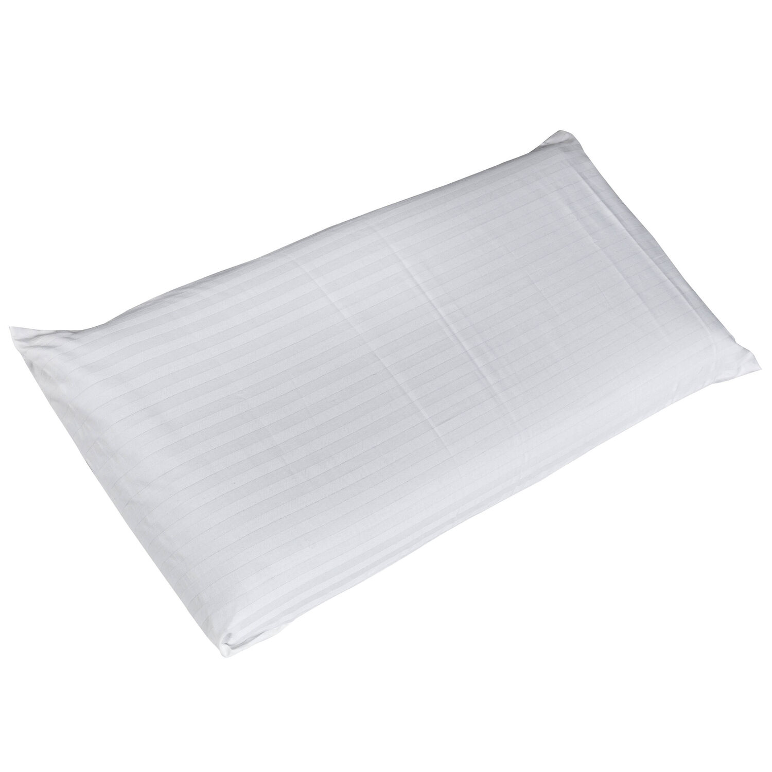 Una almohada blanca a rayas yace sobre un fondo blanco.