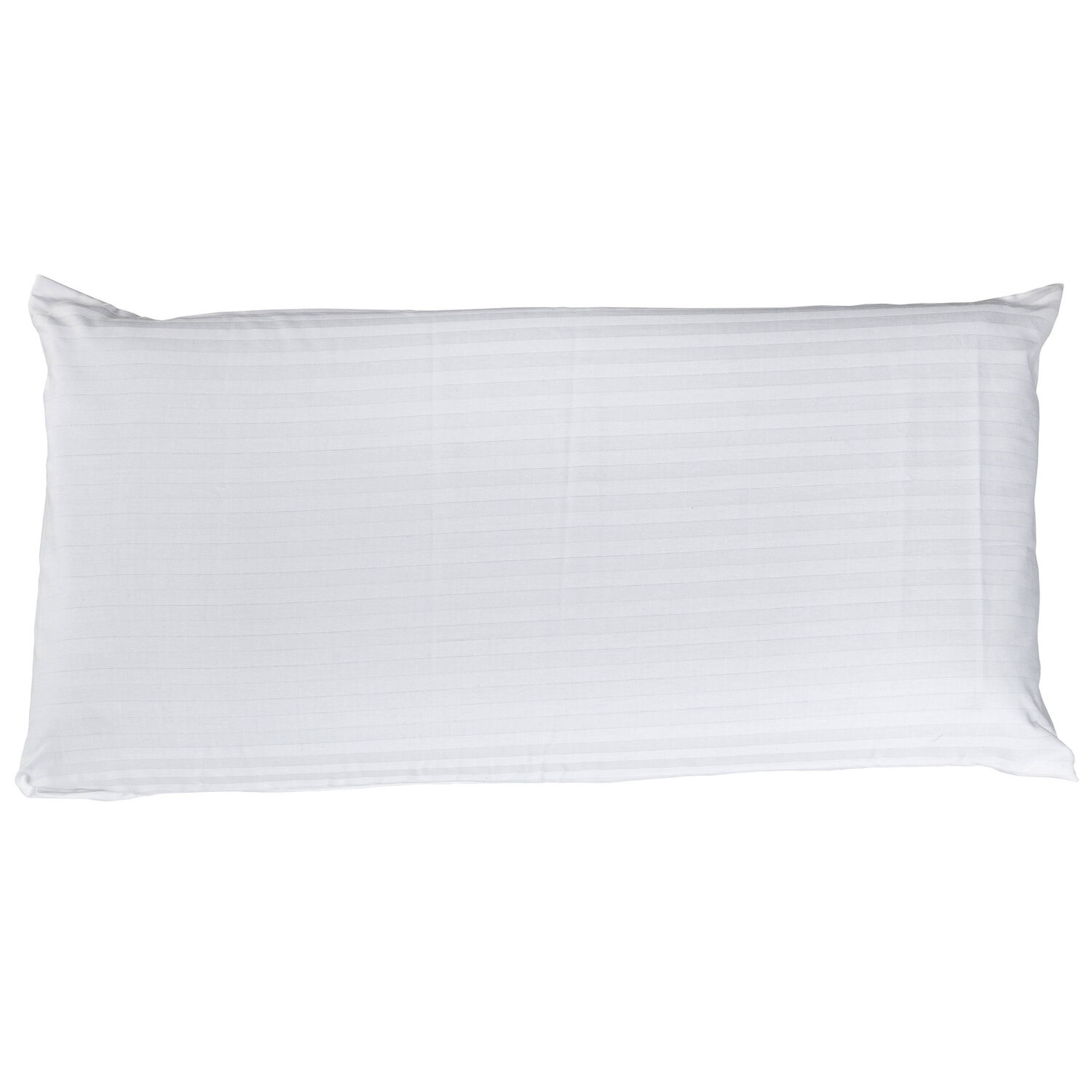 Una almohada blanca a rayas yace sobre un fondo blanco.