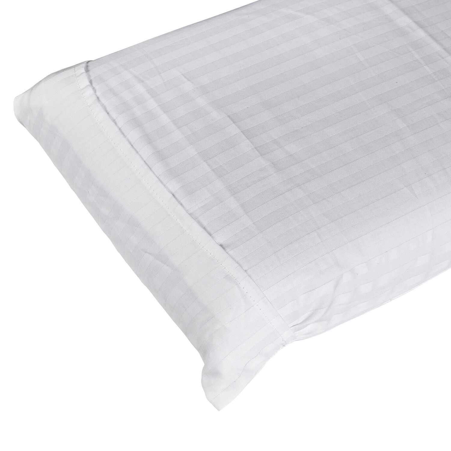 Una almohada blanca con finas rayas verticales sobre fondo blanco.