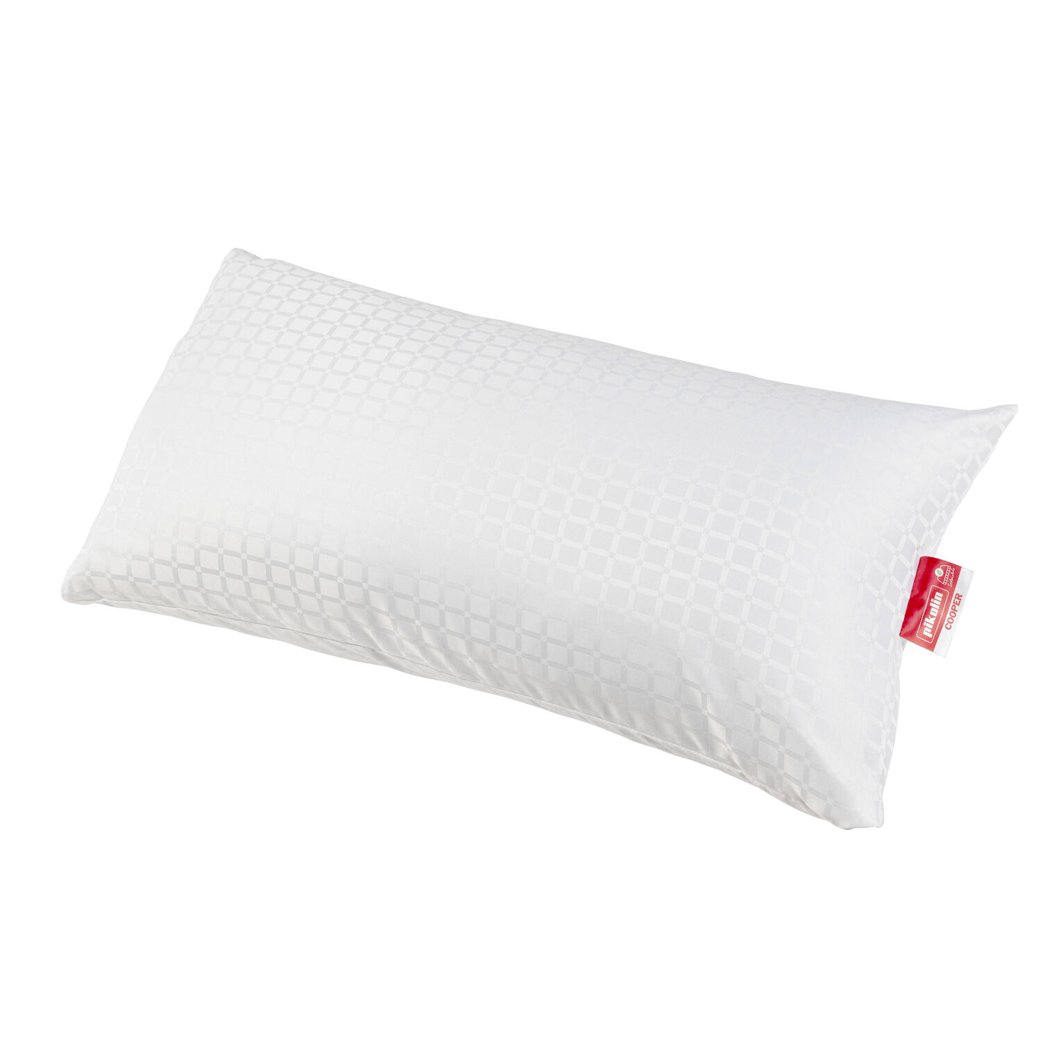 Una almohada blanca con un sutil patrón de diamantes y una etiqueta roja.