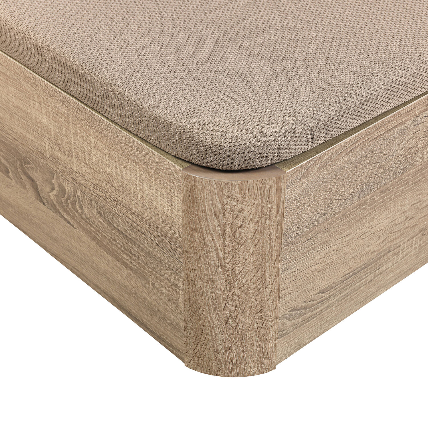 Primer plano de la esquina de un mueble de madera con superficie de tela marrón.