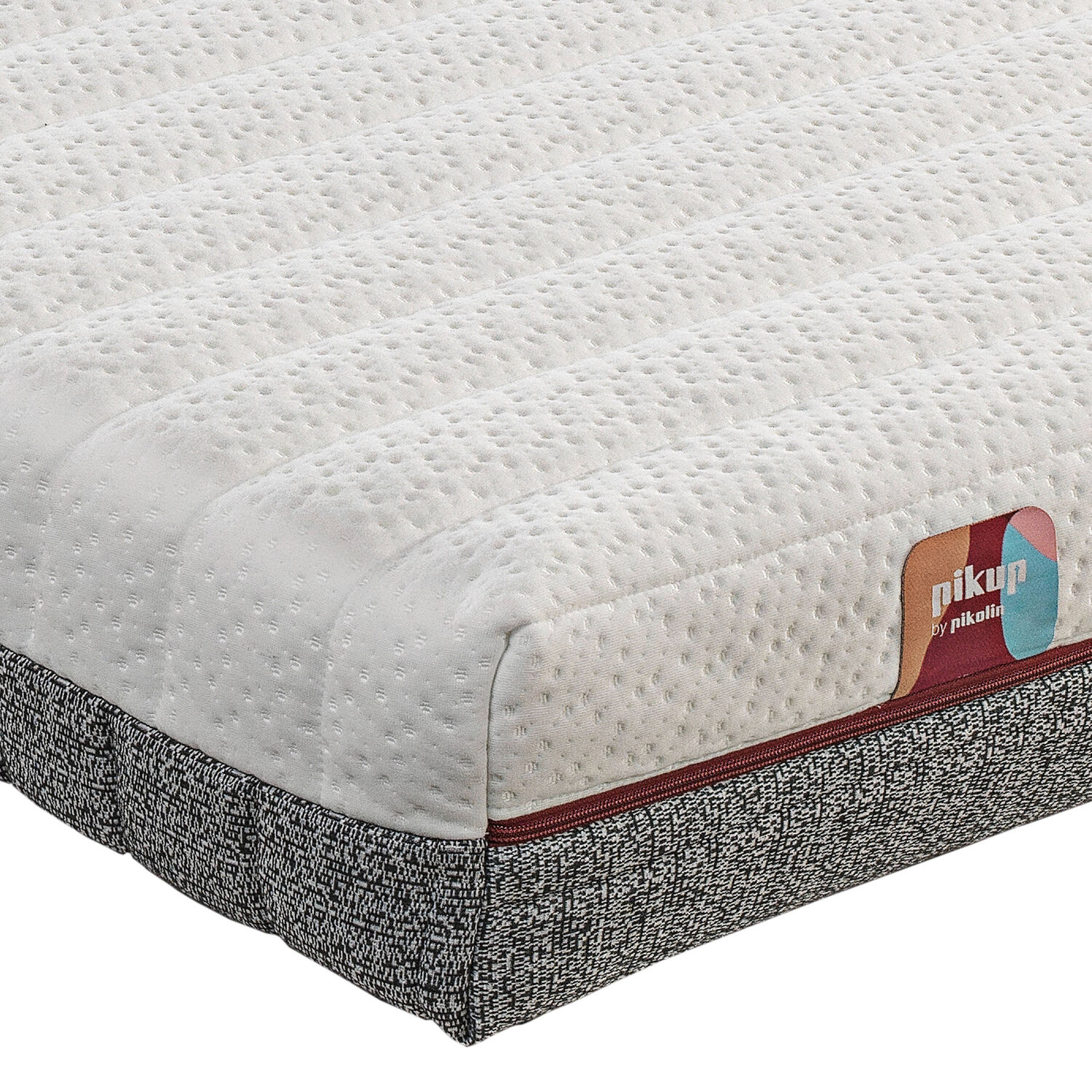 Un colchón con cubierta texturizada blanca y lateral estampado gris. Tiene una etiqueta.