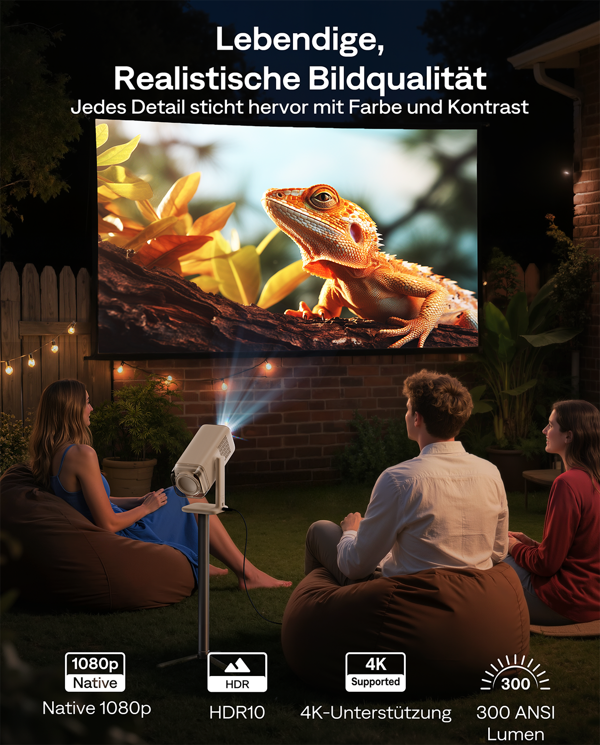 Drei Personen sitzen draußen auf Sitzsäcken und schauen auf einen Projektor.