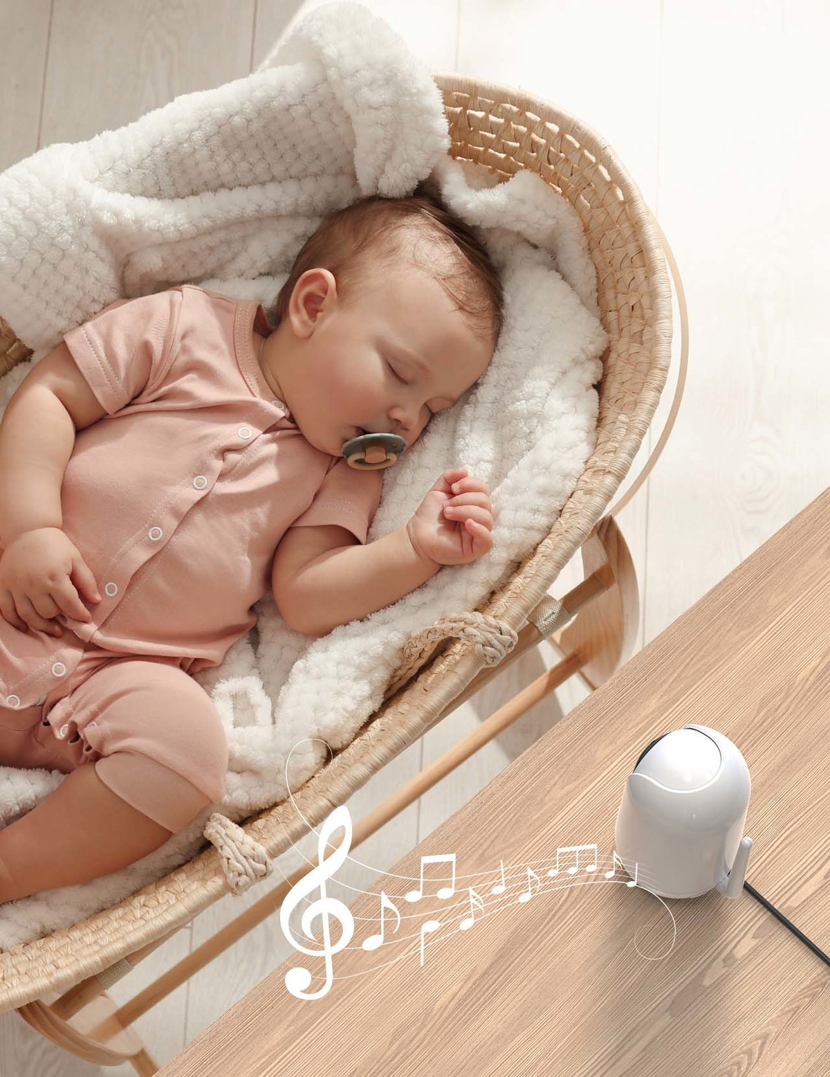 Ein Baby schläft in einer Wiege mit Schnuller und einer Decke. Musiknoten sind zu sehen.