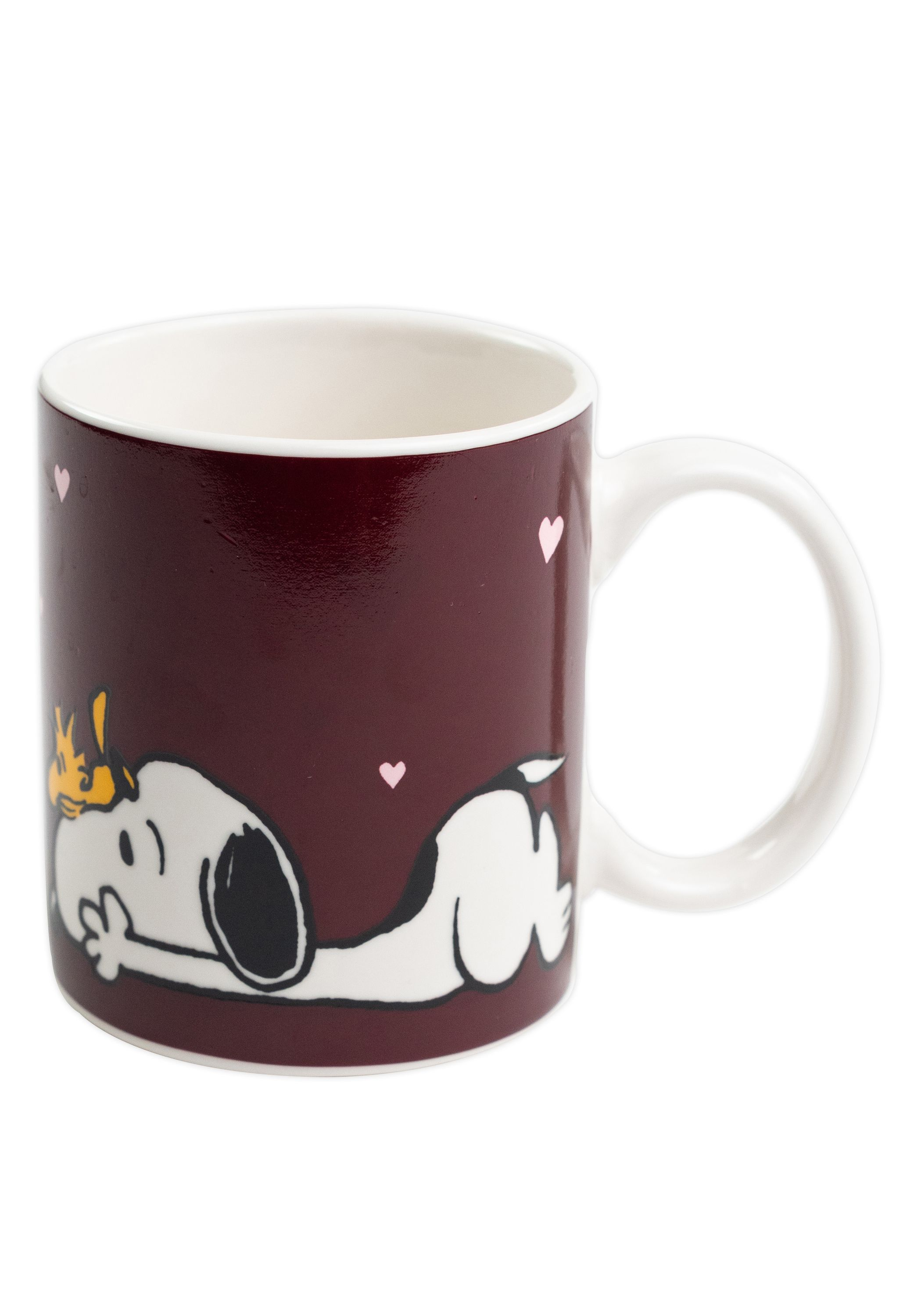 Eine dunkelrote Tasse mit Snoopy, der ein gelbes Krönchen trägt, und rosa Herzen.