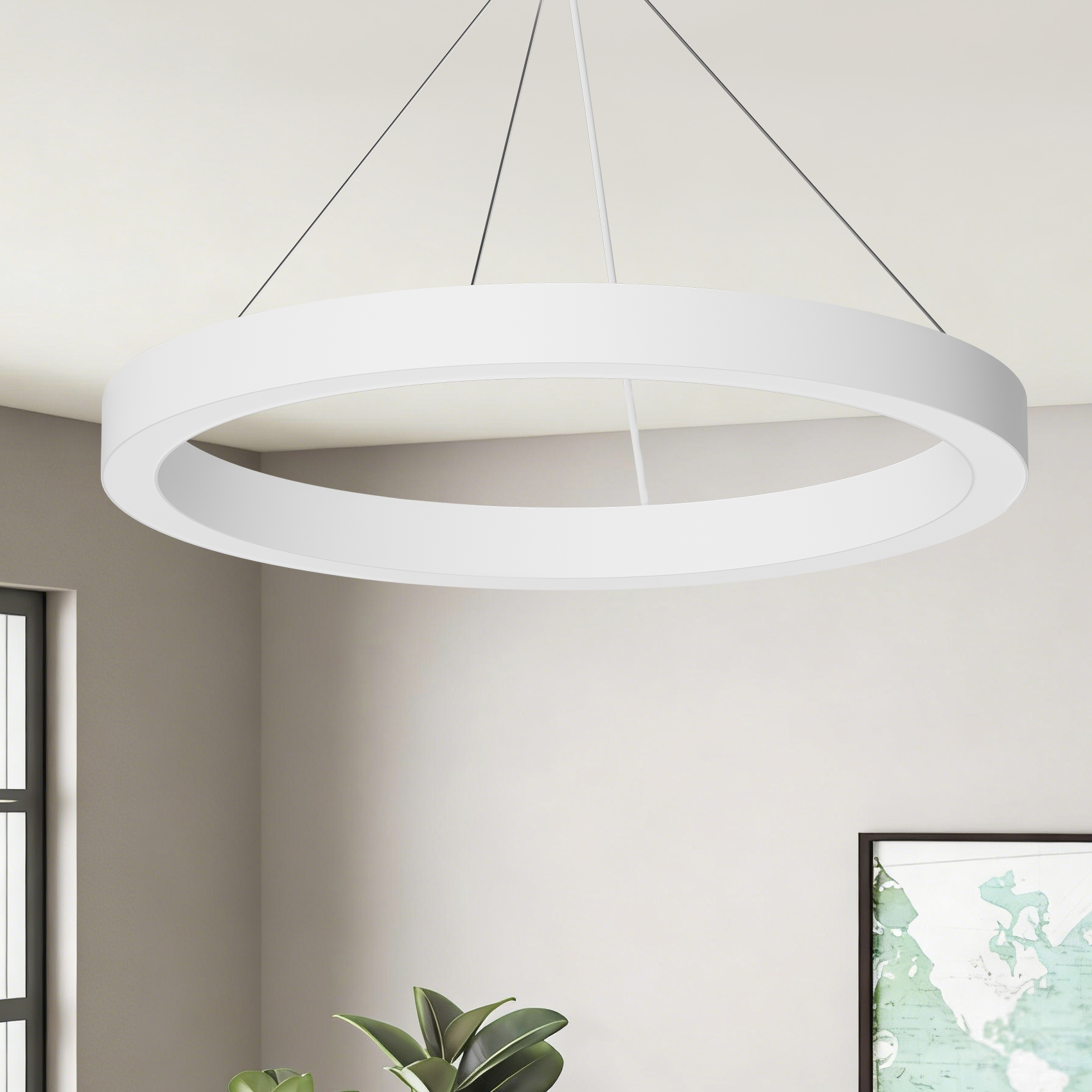 Una lámpara blanca en forma de anillo cuelga del techo, junto a una ventana y una planta.