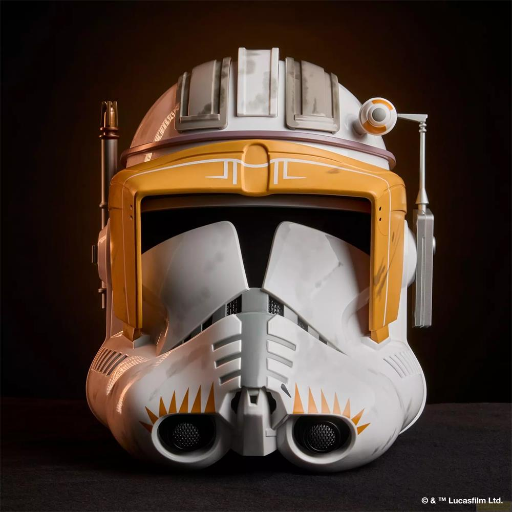 Ein weißer Klonkriegerhelm mit orangefarbenen Akzenten und einem visuellen Sucher.