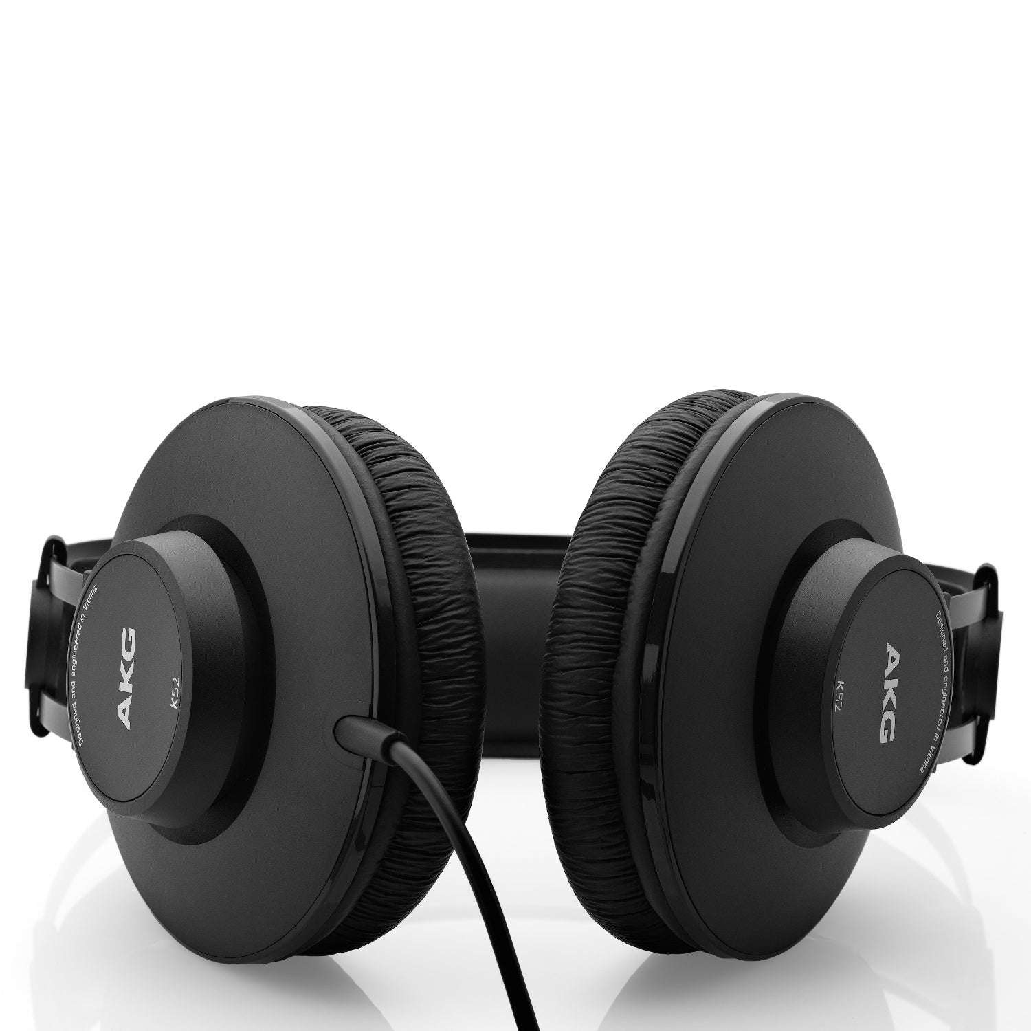 Czarne słuchawki AKG K52 z wyściełanymi nausznikami i kablem.
