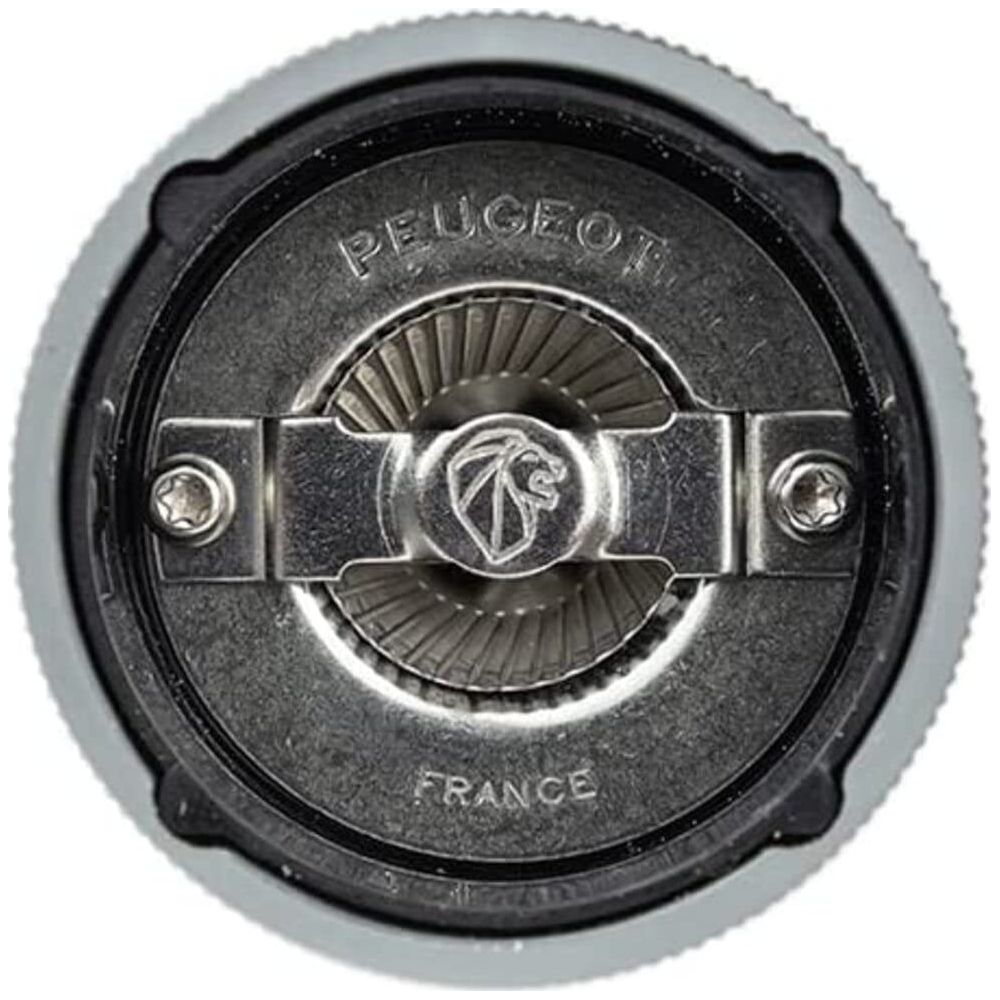 Peugeot logolu ve 'France' yazılı öğütücü mekanizmasının yakını.