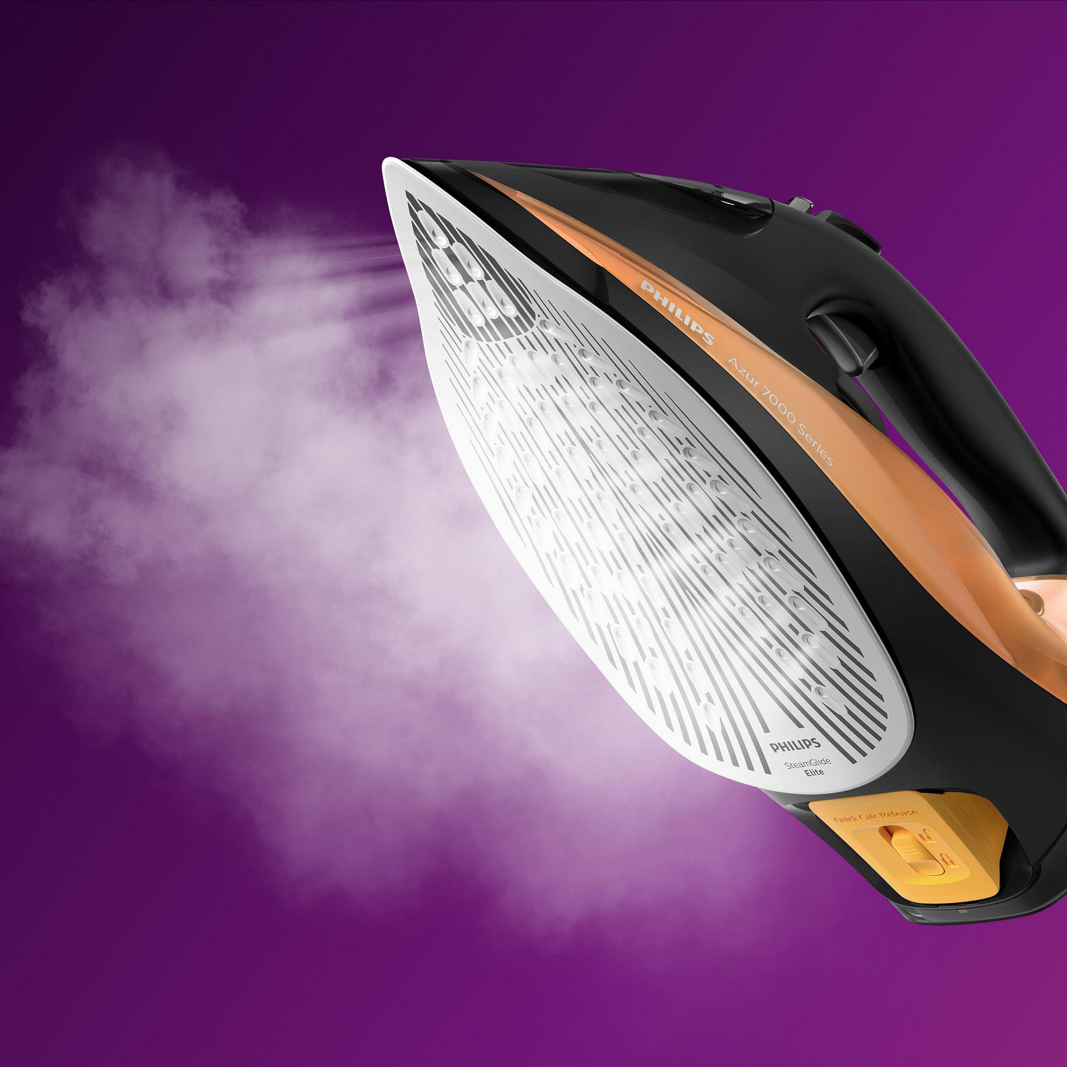 Un ferro Philips nero e rame rilascia vapore su sfondo viola.