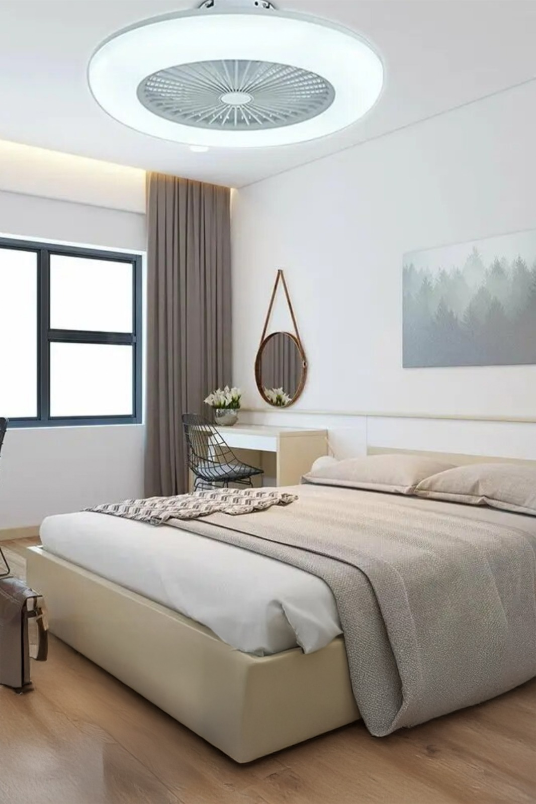 Yatak, çalışma masası, ayna, pencere ve tavan vantilatörü ışığı olan modern yatak odası.