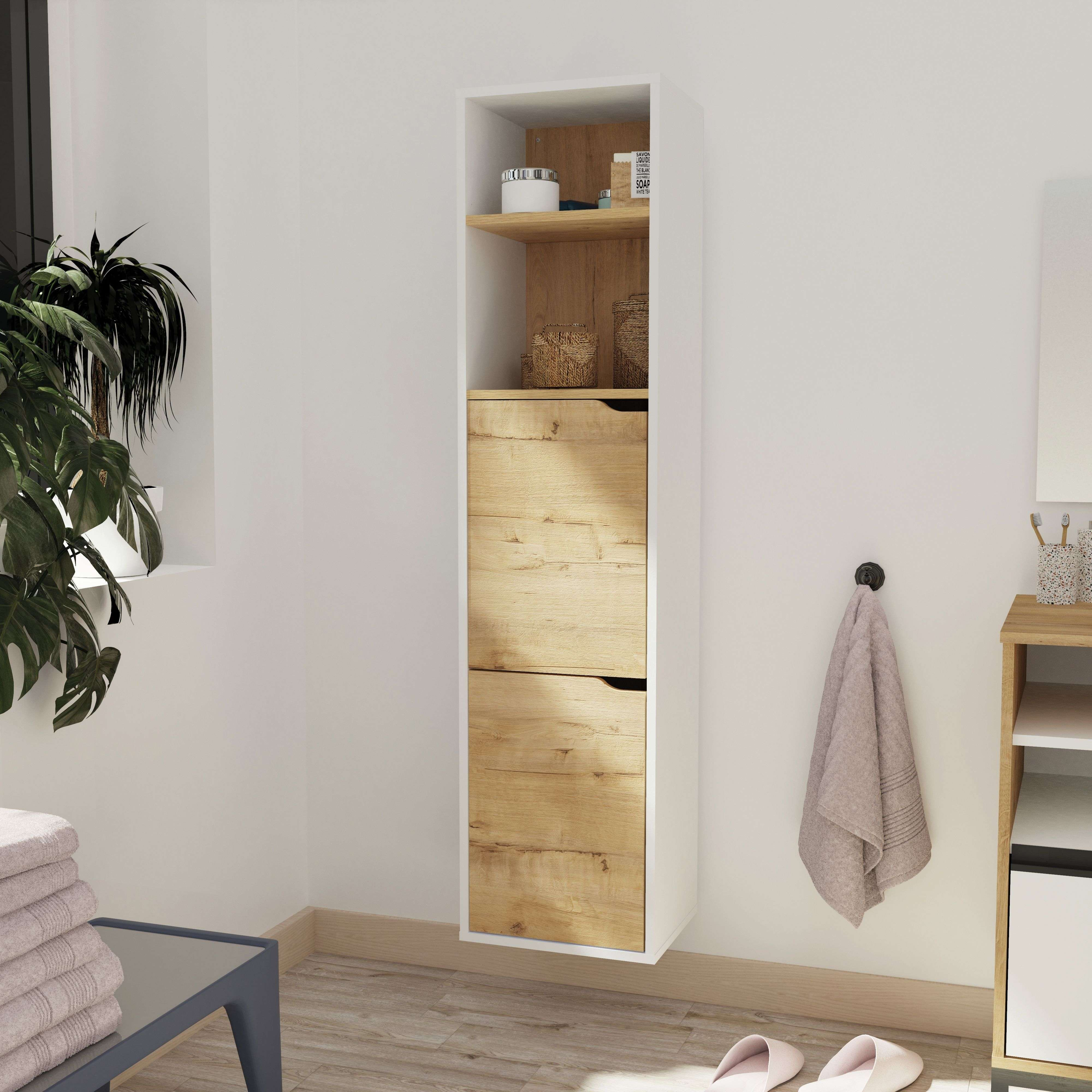 Un mueble alto y estrecho con detalles de madera, una toalla y una planta al lado.