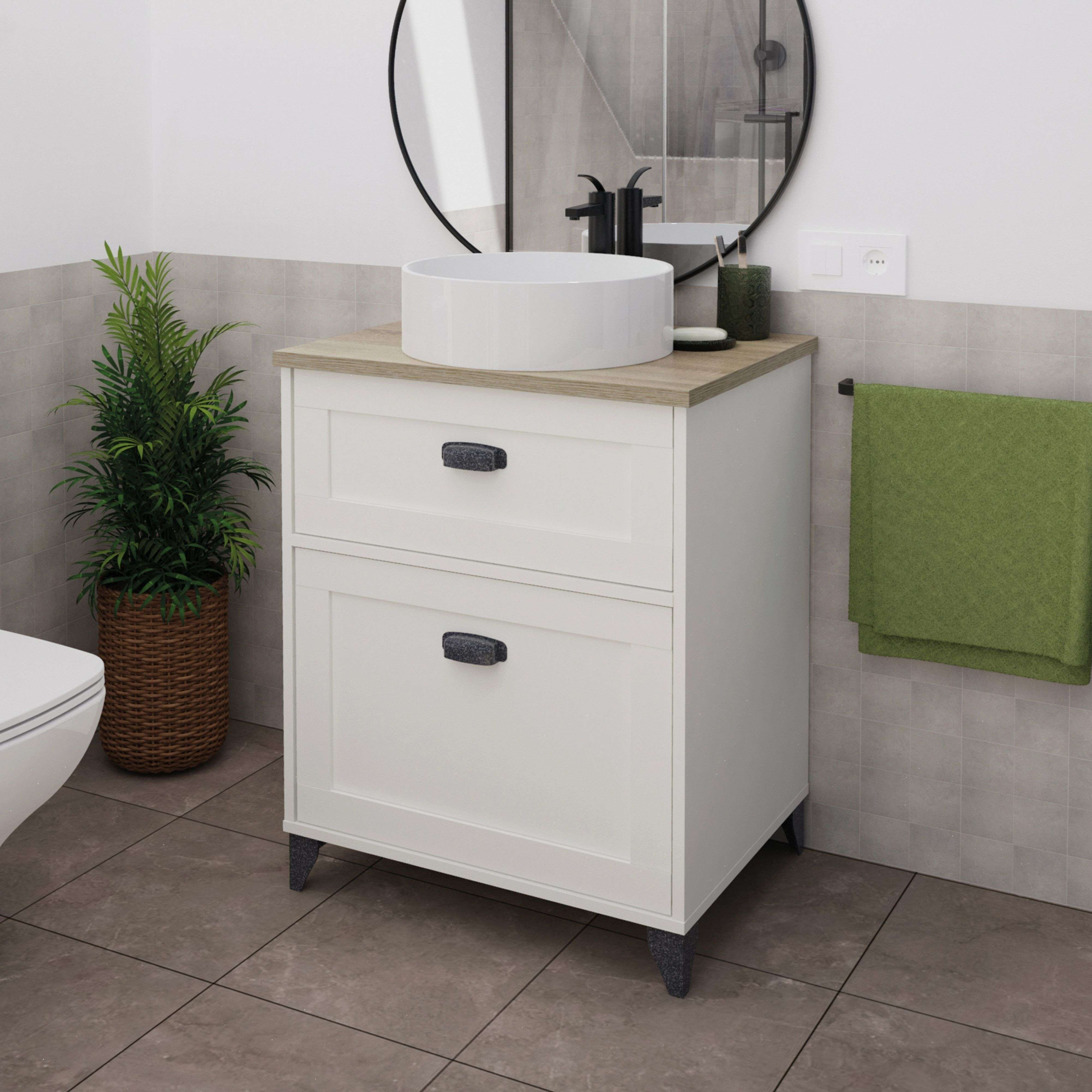 Un mueble de baño blanco con encimera de madera y lavabo, junto a una planta verde en maceta.