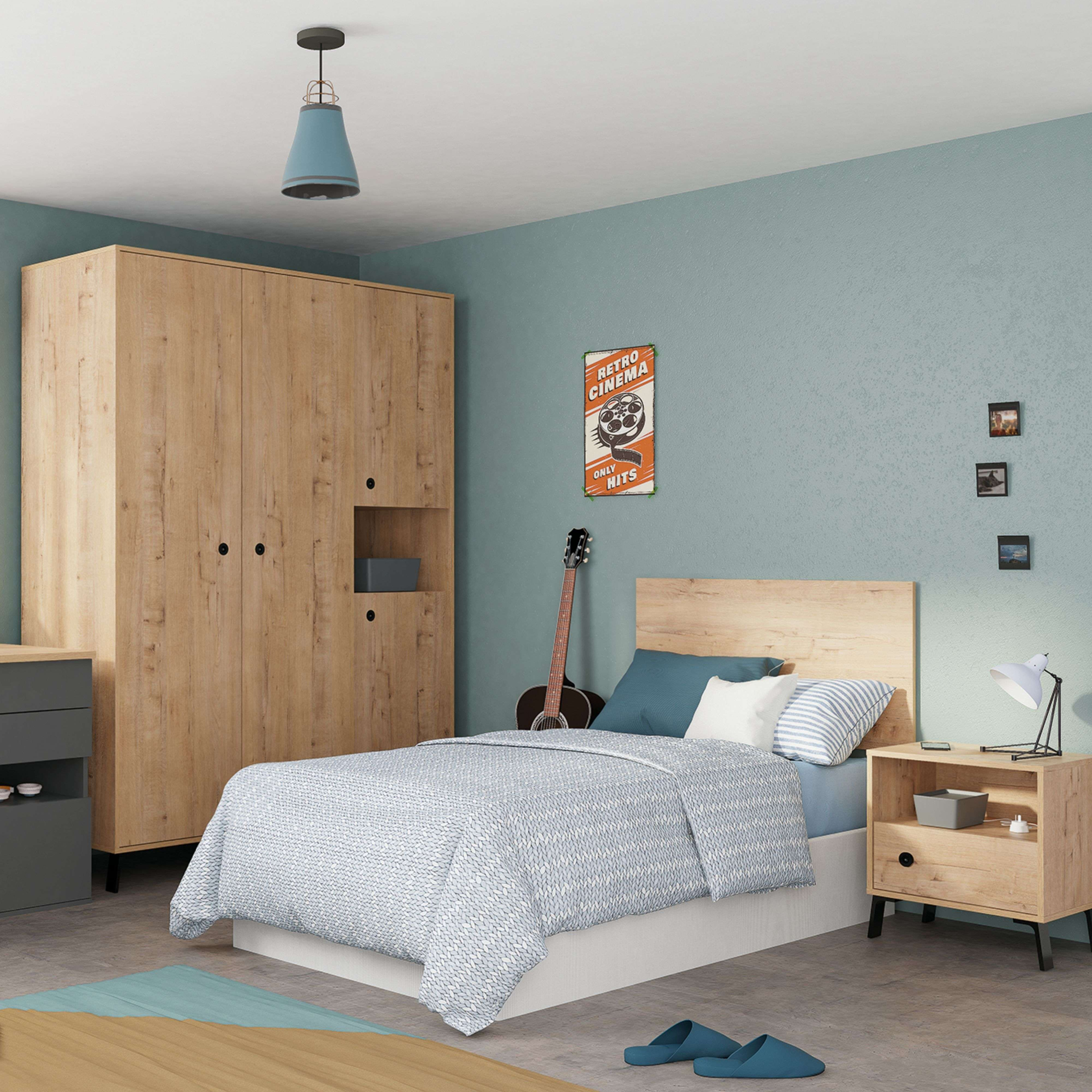 Un dormitorio con pared azul claro, armario, cama y mesita de noche de madera. Una guitarra acústica apoya en la pared.