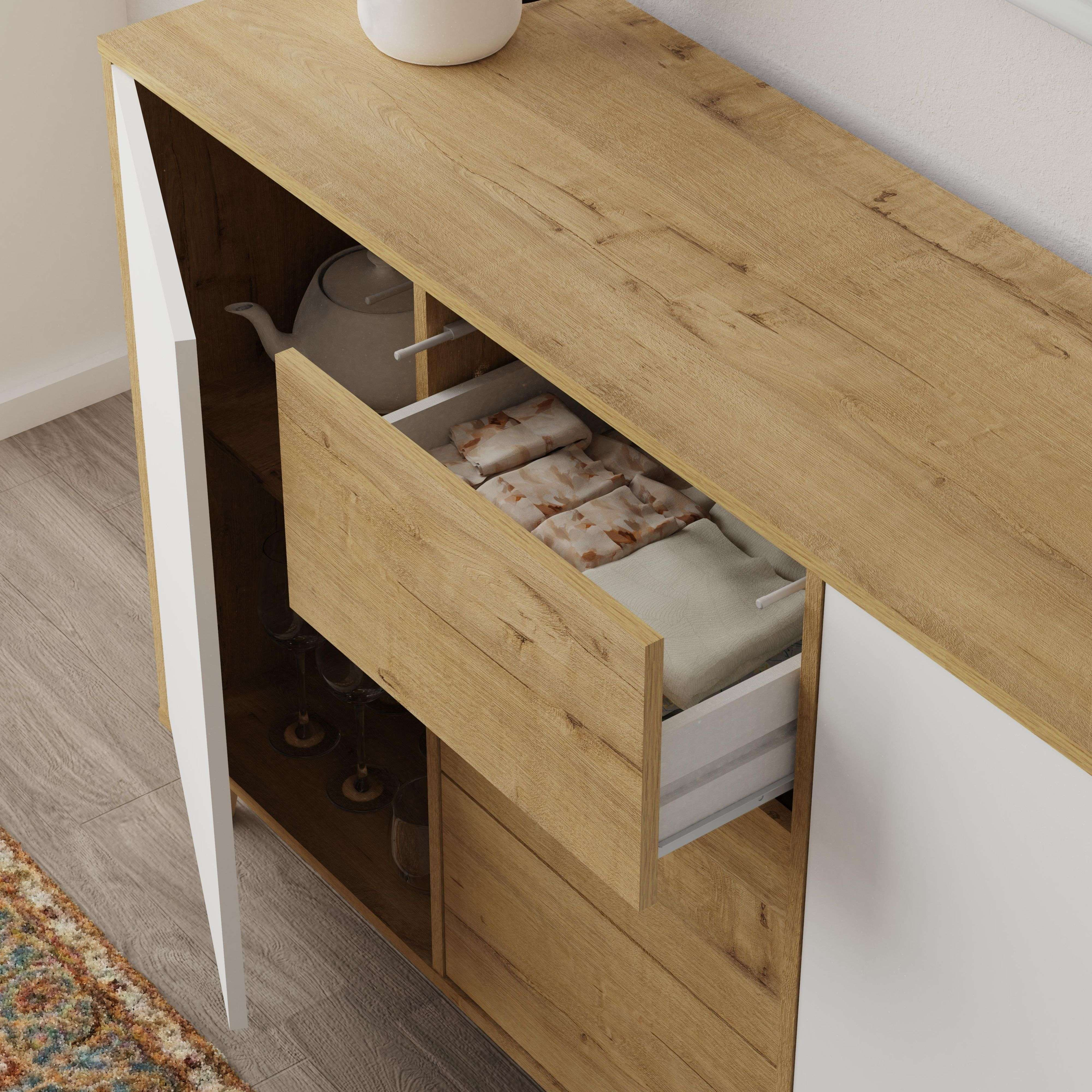 Un armario abierto con detalles de madera. Un cajón está abierto, mostrando telas dobladas.