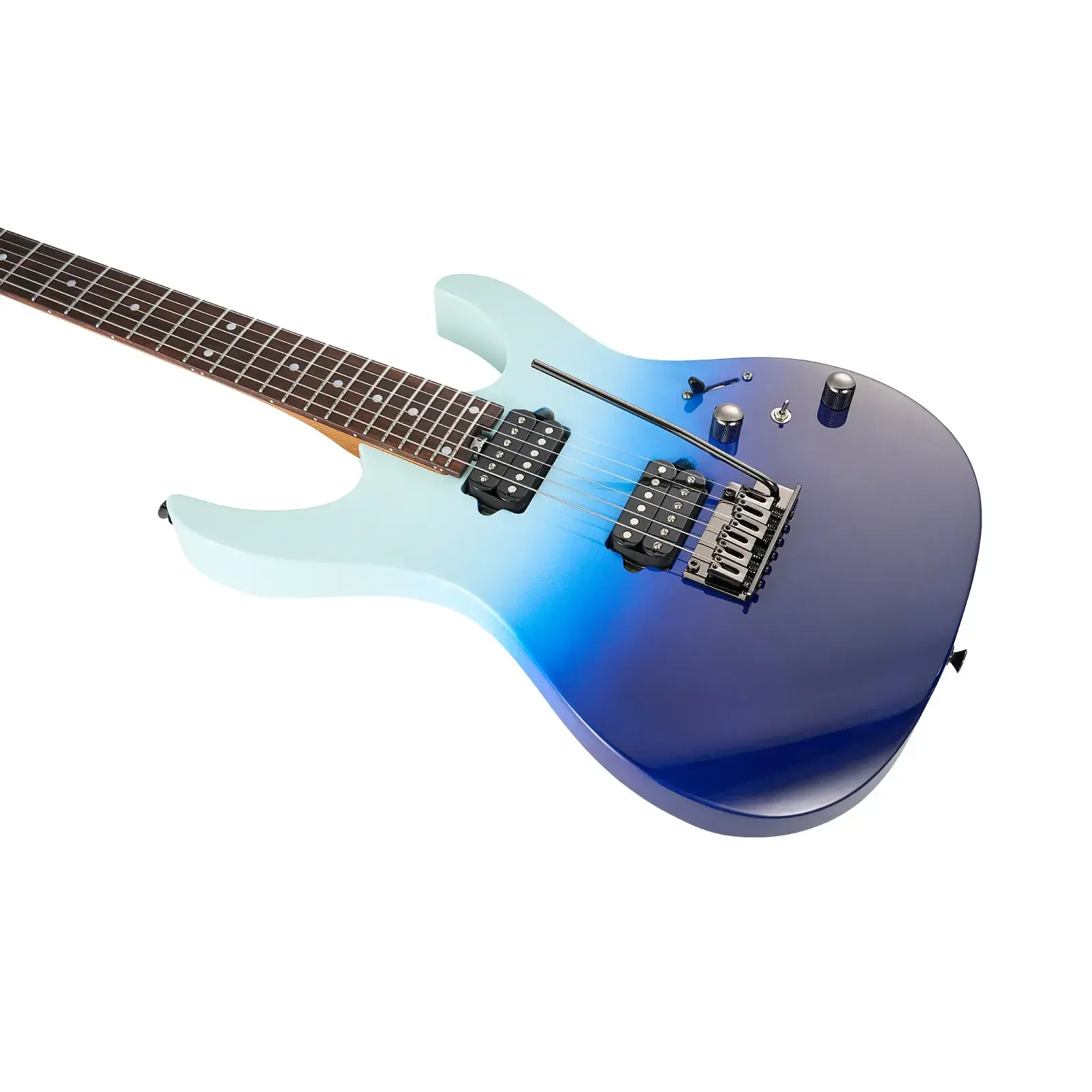 Beyaz arka plan üzerinde mavi degrade kaplamalı elektro gitar.