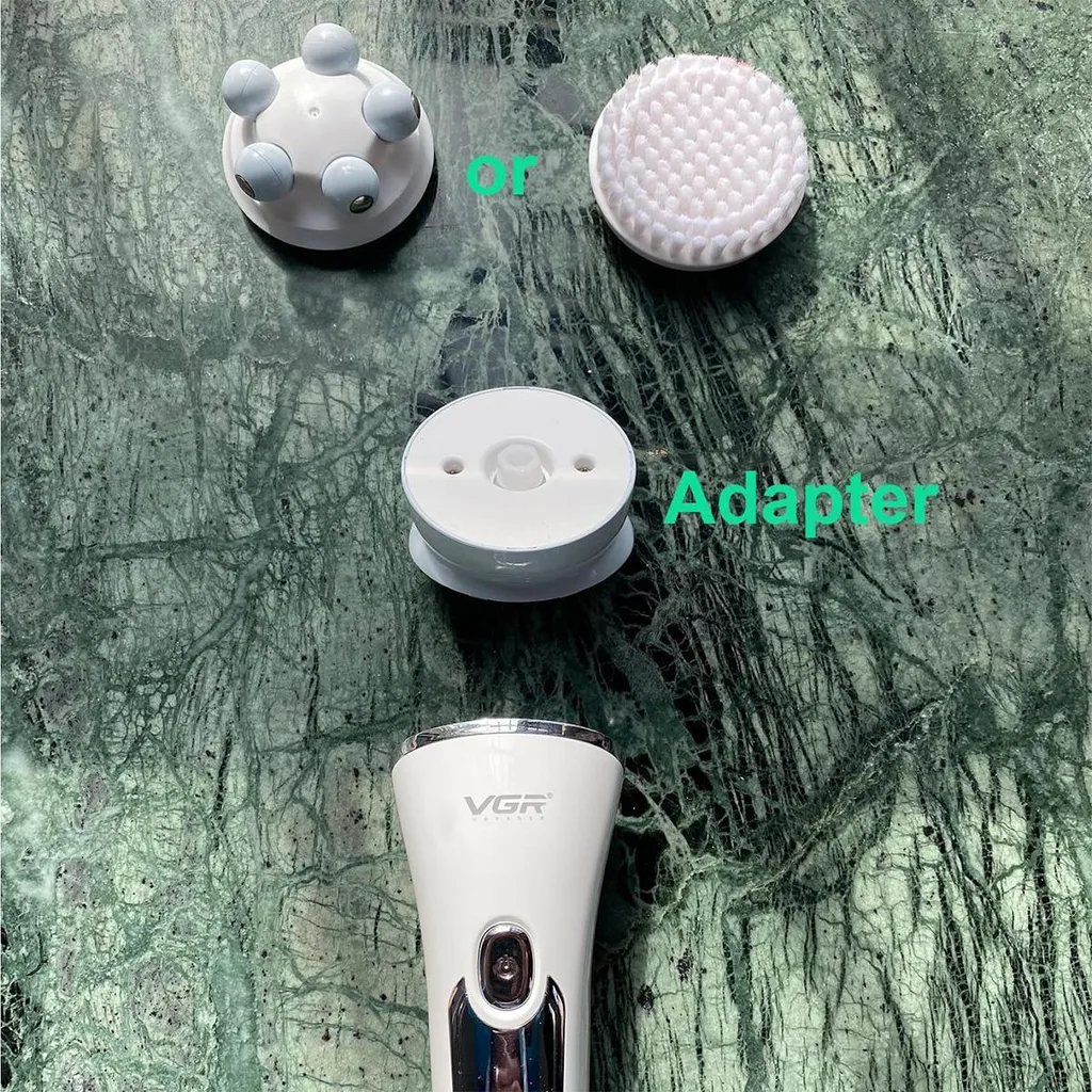Ein weißer VGR-Rasierer mit Aufsätzen: eine Massagebürste, eine Gesichtsreinigungsbürste und ein Adapter.