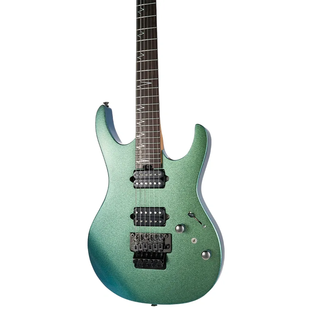 Gümüş donanımlı ve siyah manyetikli, ışıltılı yeşil elektro gitar.