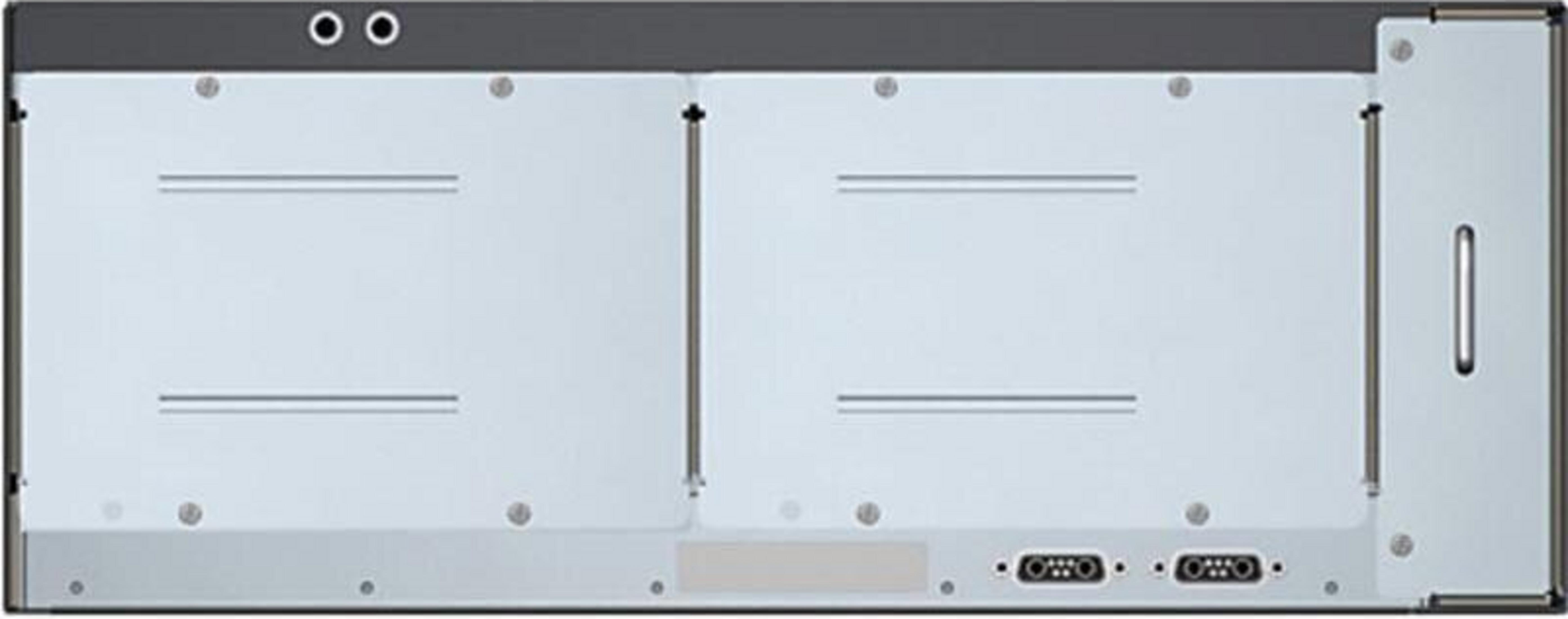 Unterseite eines grauen elektronischen Geräts mit zwei großen hellgrauen Panels und Anschlüssen.