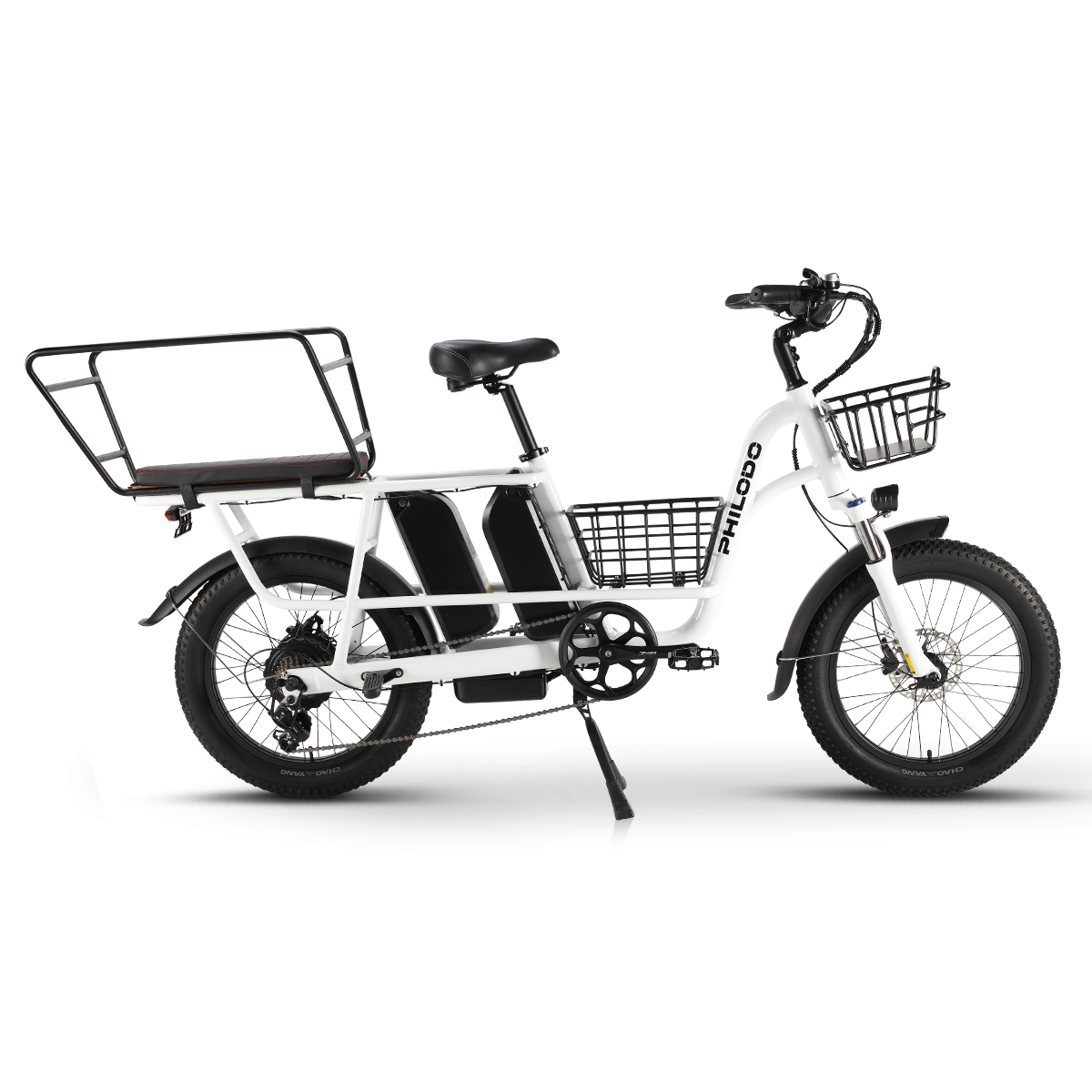 Weißes E-Lastenrad mit zwei Akkus, vorderem und hinterem Korb und einem Rücksitz.