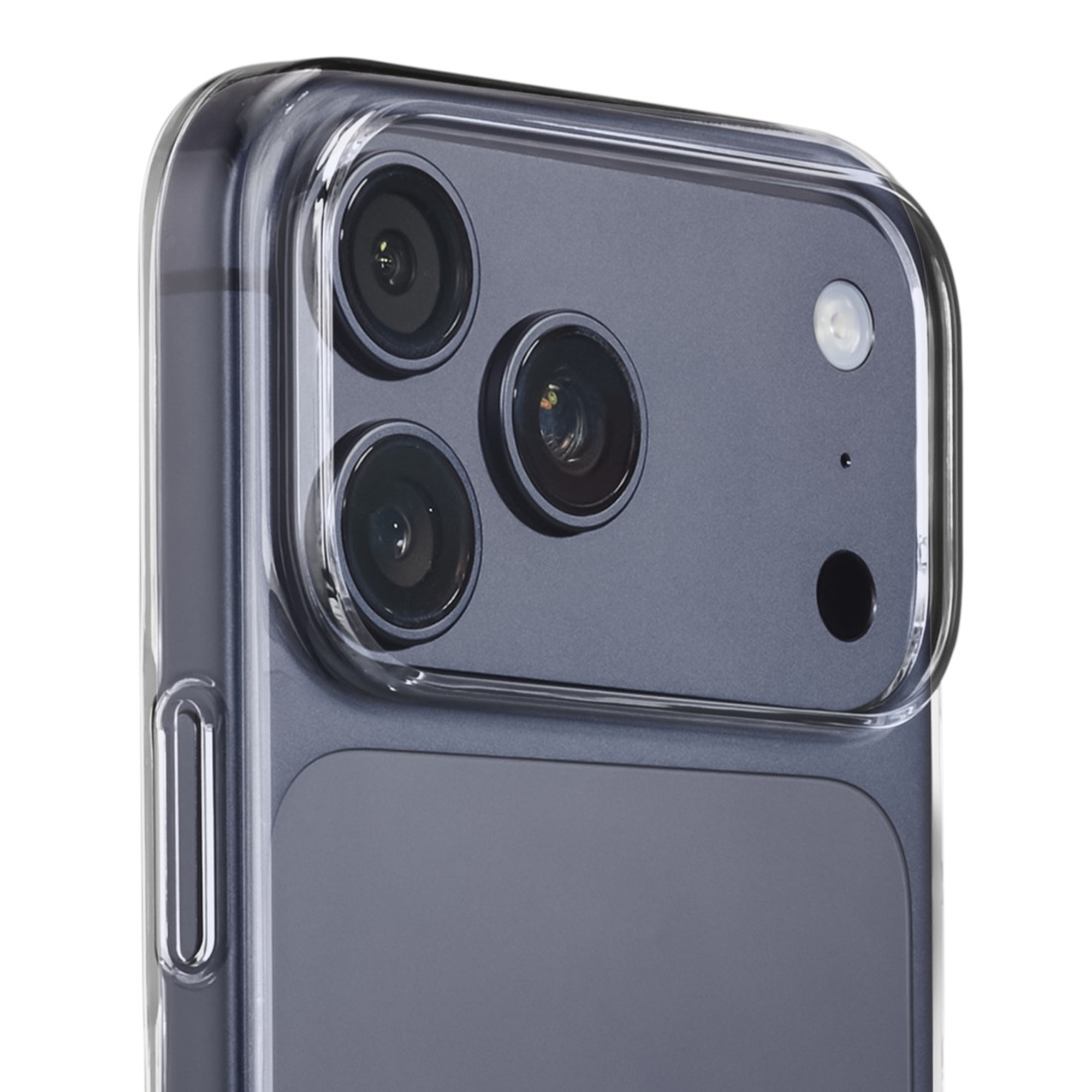 Nahaufnahme der Rückseite eines Smartphones mit drei Kameras und Blitz in einer transparenten Hülle.