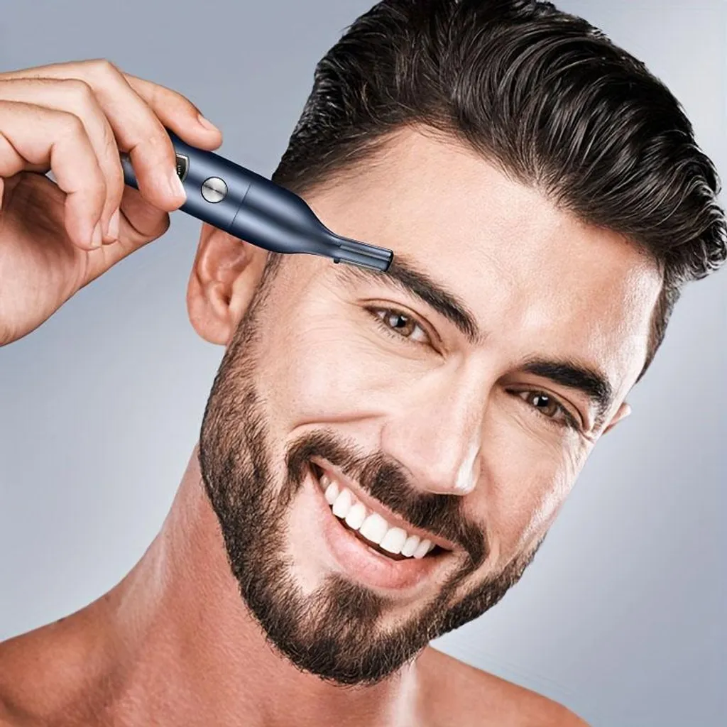 Mann trimmt Augenbrauen mit einem dunkelblauen Trimmer vor grauem Hintergrund.