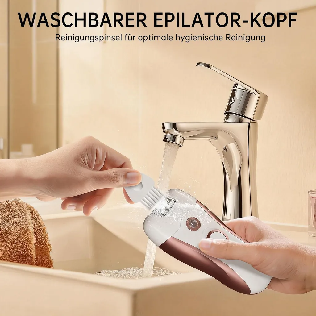 Eine Hand reinigt einen Epilierer unter fließendem Wasser mit einer Bürste.