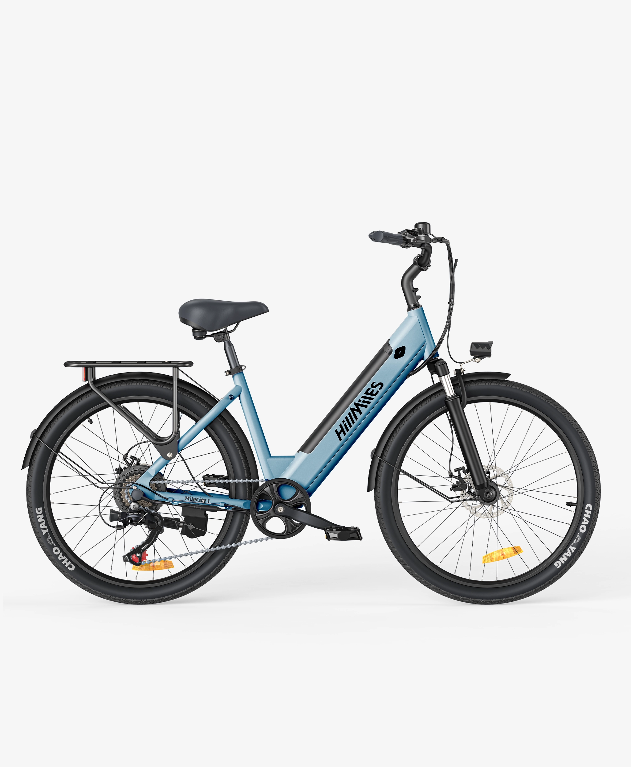 Una bicicletta elettrica blu chiaro con portapacchi e ruote nere, su sfondo bianco.