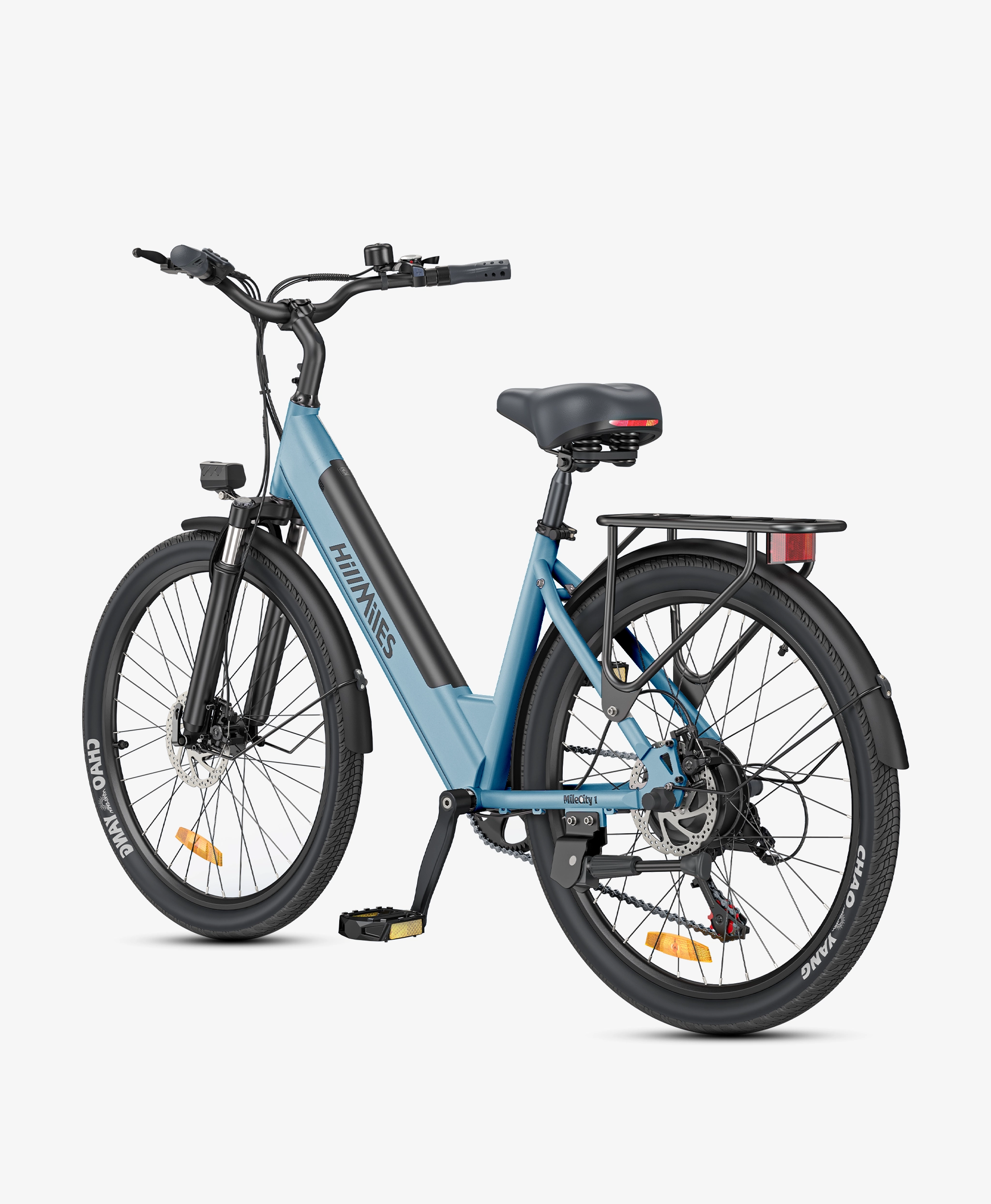 Una bicicletta elettrica blu chiaro con portapacchi, sella e pneumatici neri.