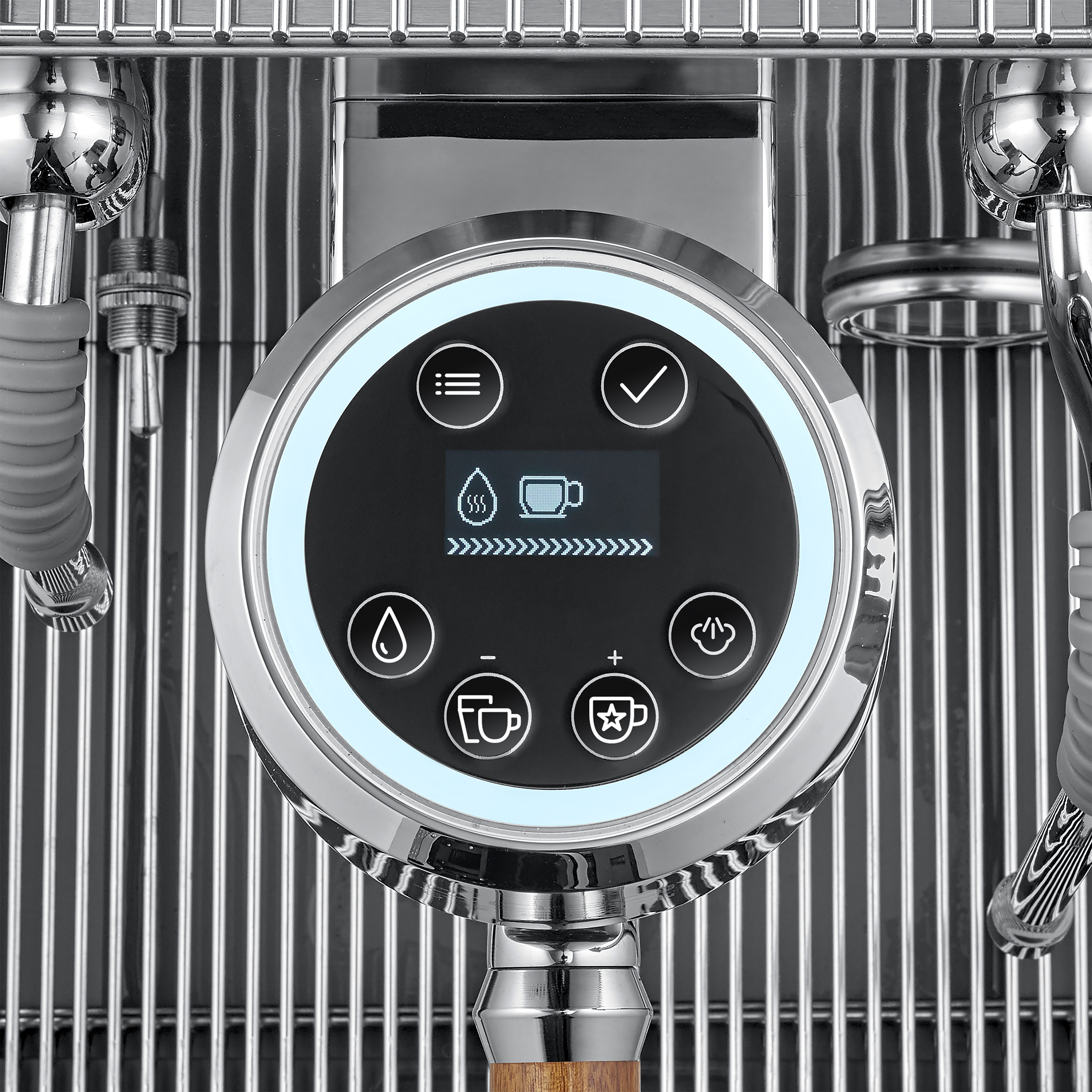Nahaufnahme einer Espressomaschine mit digitalem Display und Symbolen für Kaffee und Wasser.