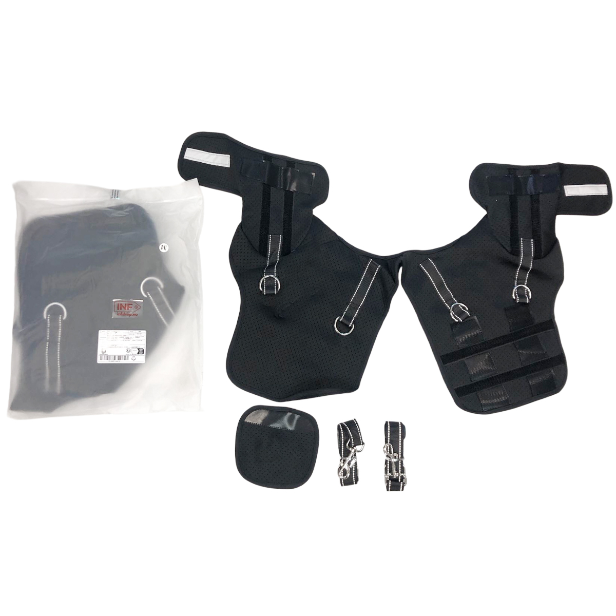Schwarze Reit- oder Hundeschutzbekleidung in einem Beutel und ausgebreitet, mit Ringen und Riemen.