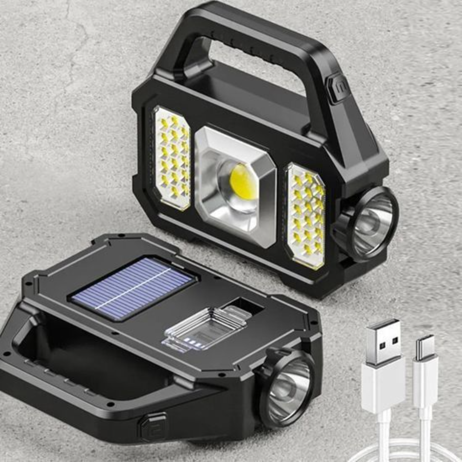 Twee zwarte zaklampen, één met zonnepaneel, met USB-kabels op beton.