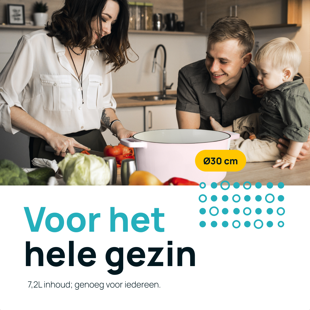 Familie kookt samen met een grote pan op een aanrecht.