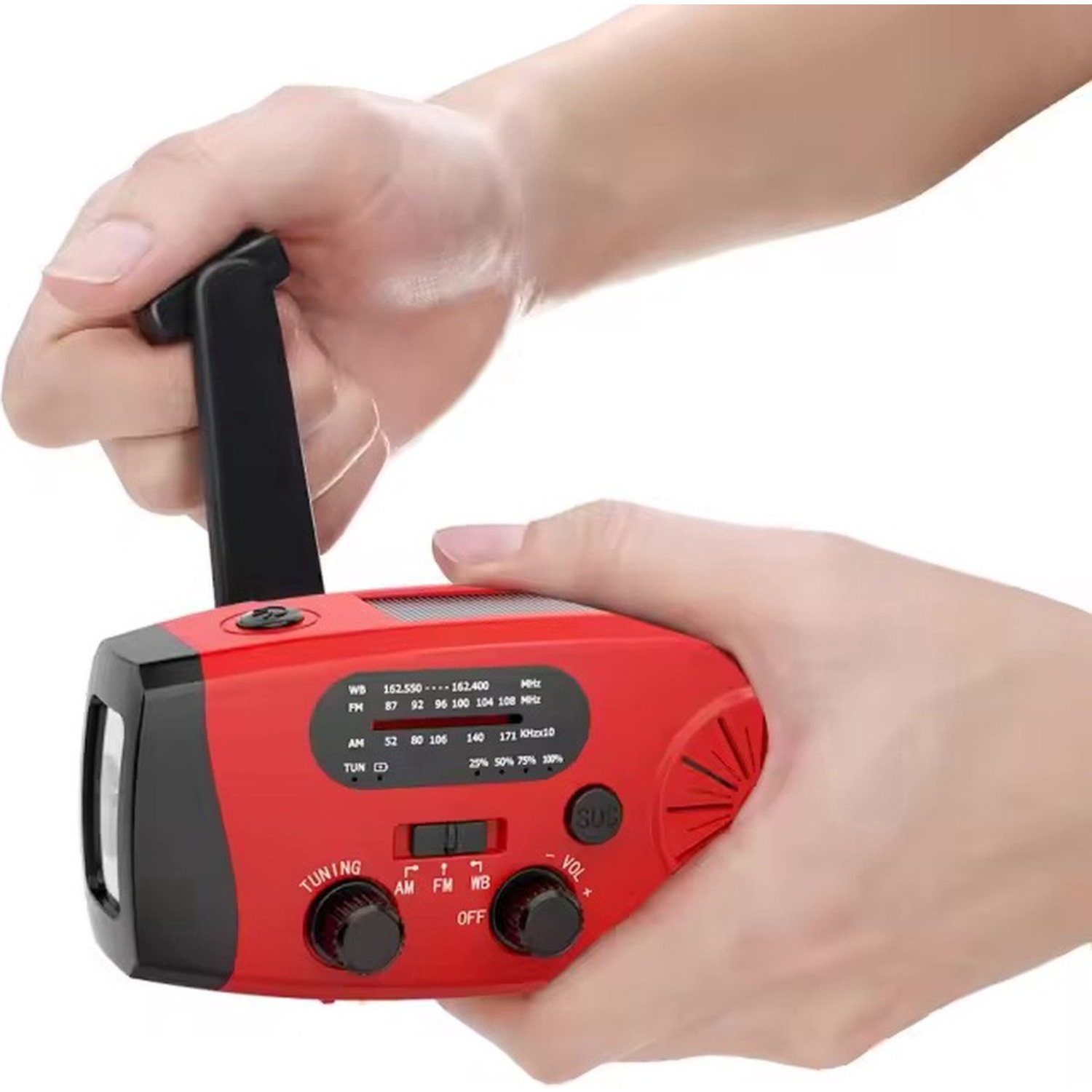 Rode hand-crank noodradio vastgehouden door handen, met slinger en zaklampfunctie.