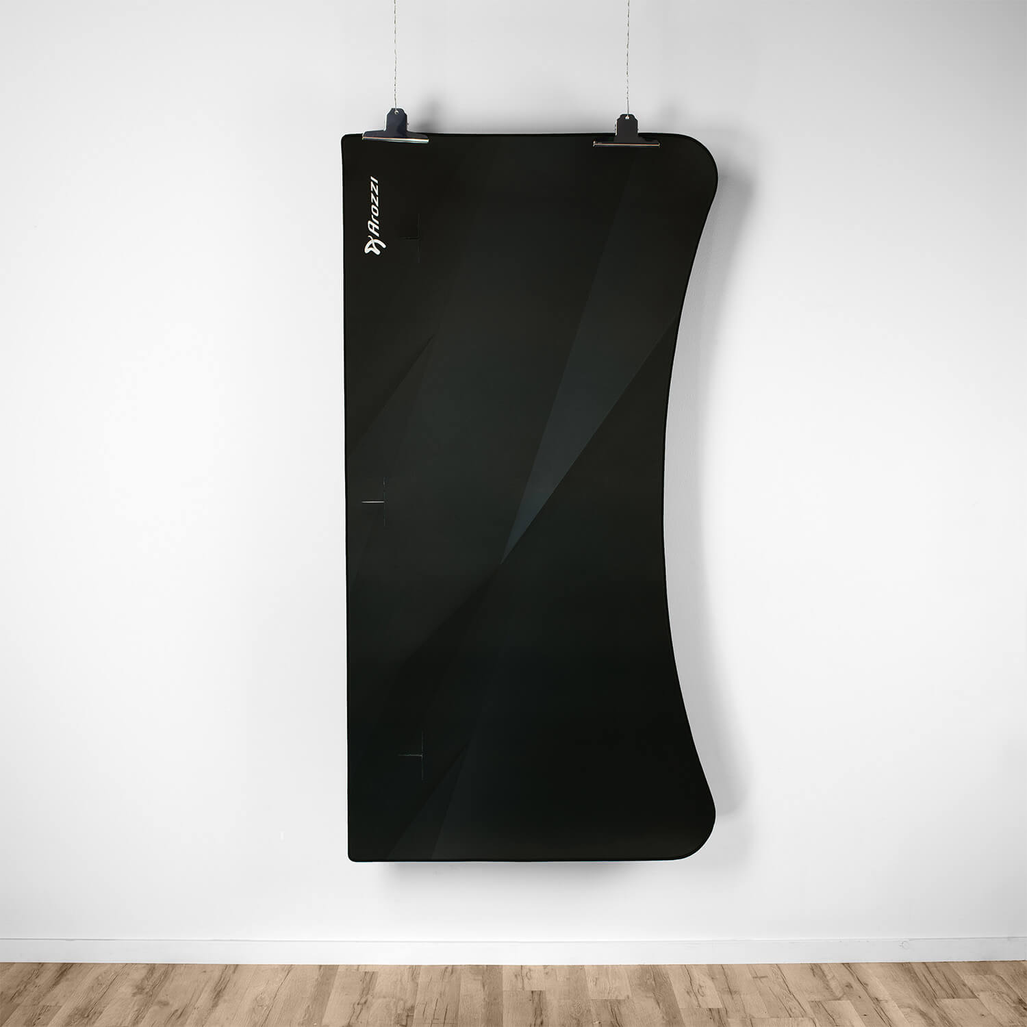 Banner nero sagomato con logo Arozzi appeso a muro bianco.