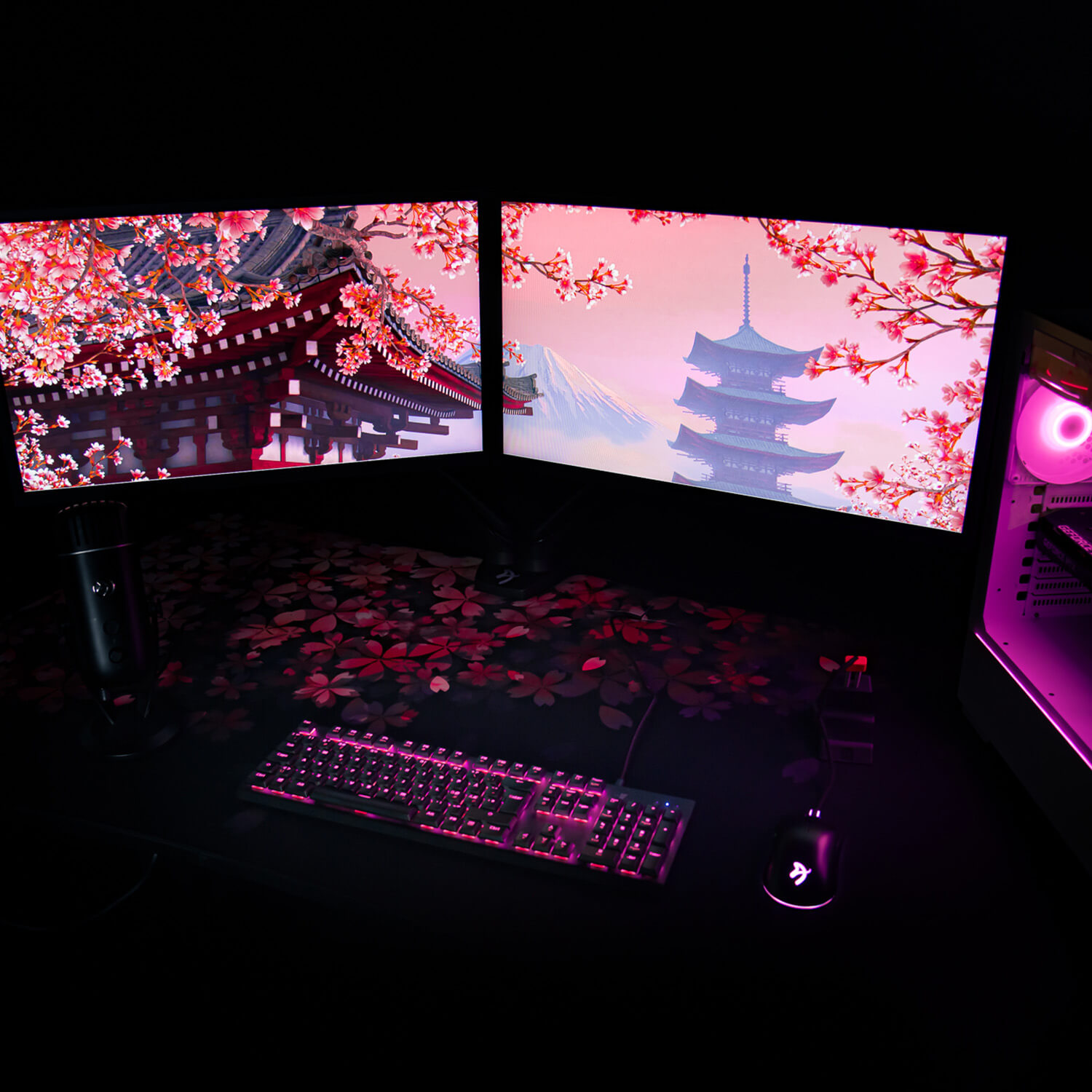 Dubbele monitoren tonen Japanse pagodes & kersenbloesems. Toetsenbord, muis, microfoon, pc gloeien roze.