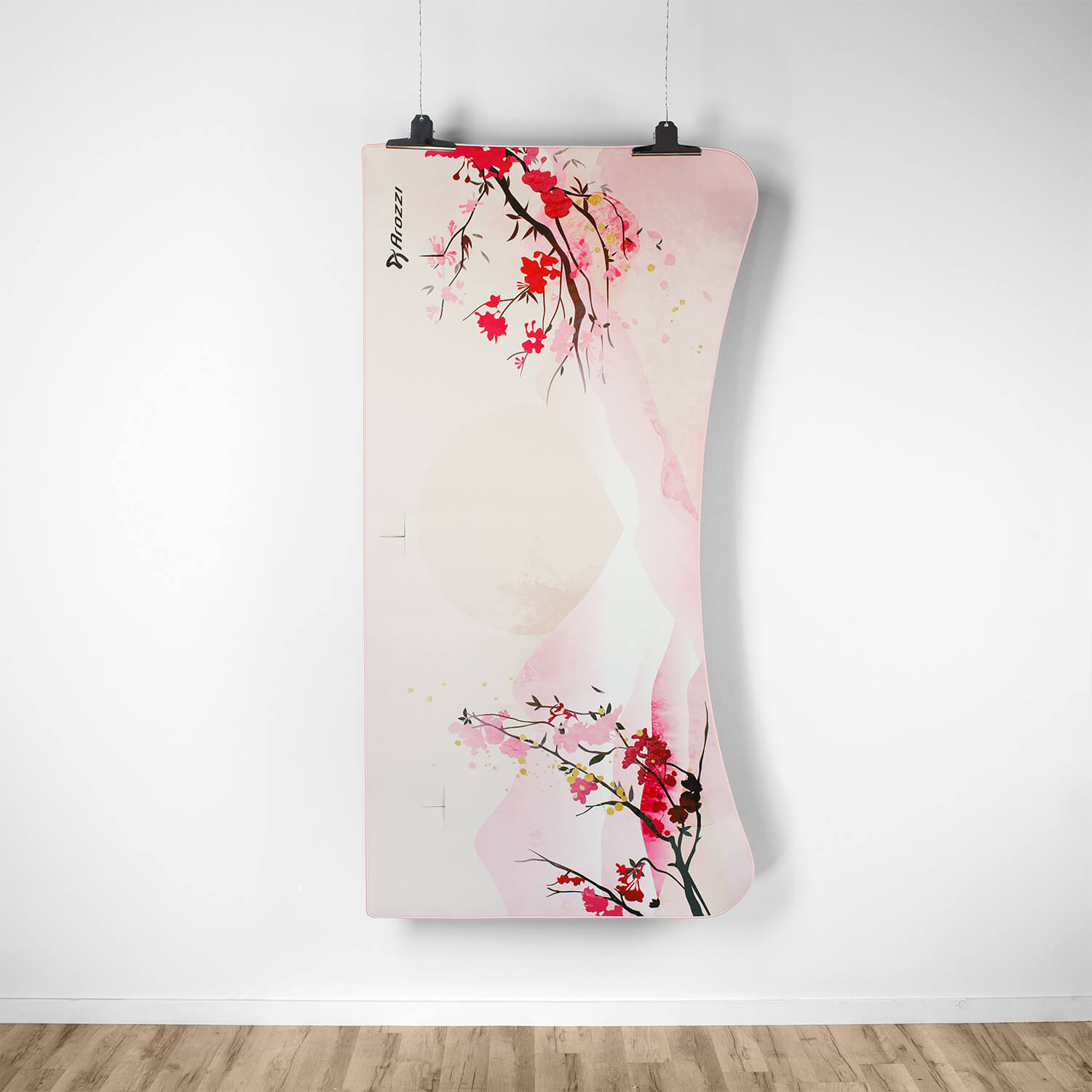 Un poster rosa con rami di ciliegio in fiore e uno sfondo ad acquerello.